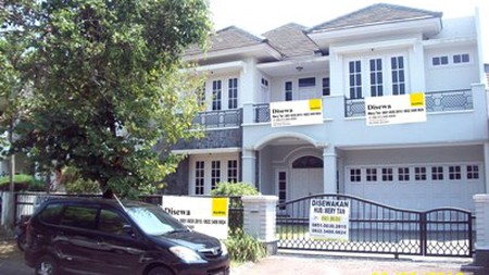 Rumah 2 Lantai, Bagus, Full Furnish, ada Kolam Renang, Lingkungan Elite, Siap Huni, Bisa untuk Rumah Tinggal / Kantor dsb