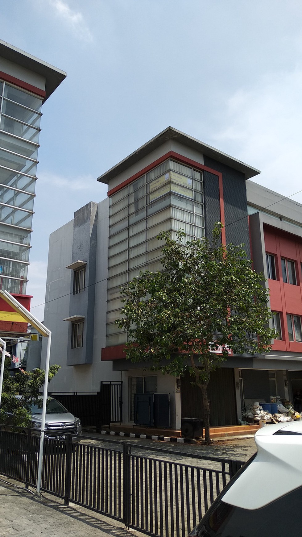 RUKO MINIMALIS 4 LANTAI COCOK UNTUK KANTOR, 1,95 M NEGO, MURAH!