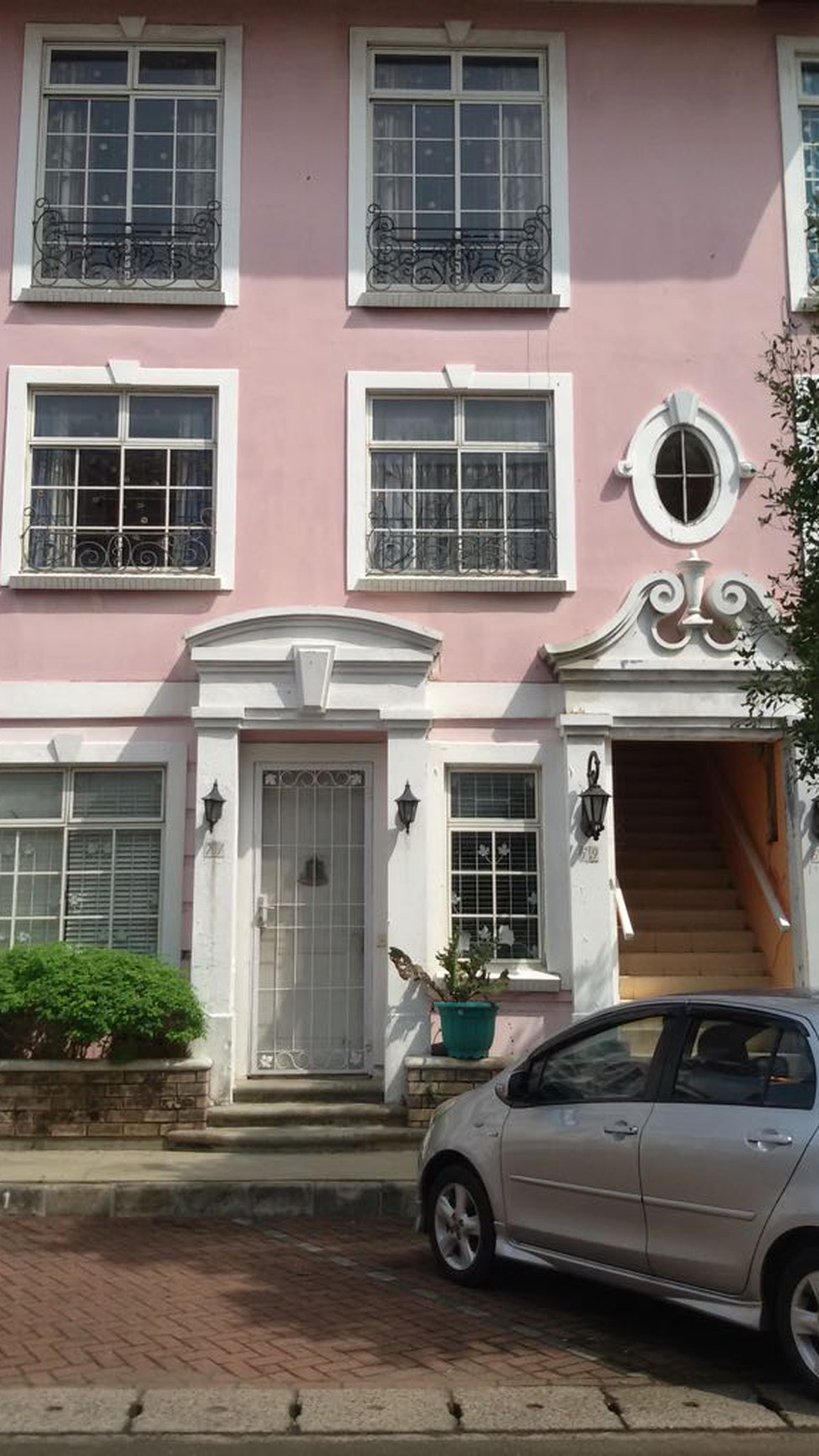 Dijual Townhouse di Taman Paris Lantai 2&3 Furnished - Lippo Karawaci