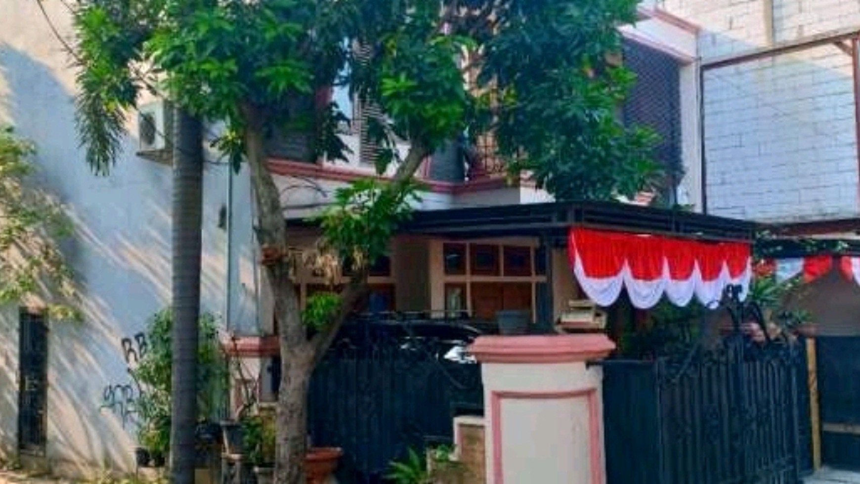 Rumah siap huni 5 kamar, 2,5 Lantai, luas 100 m Harga 1.2 M nego