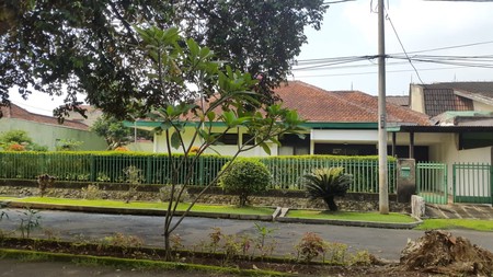 Rumah Dengan Halaman Yang Luas Di Cinere