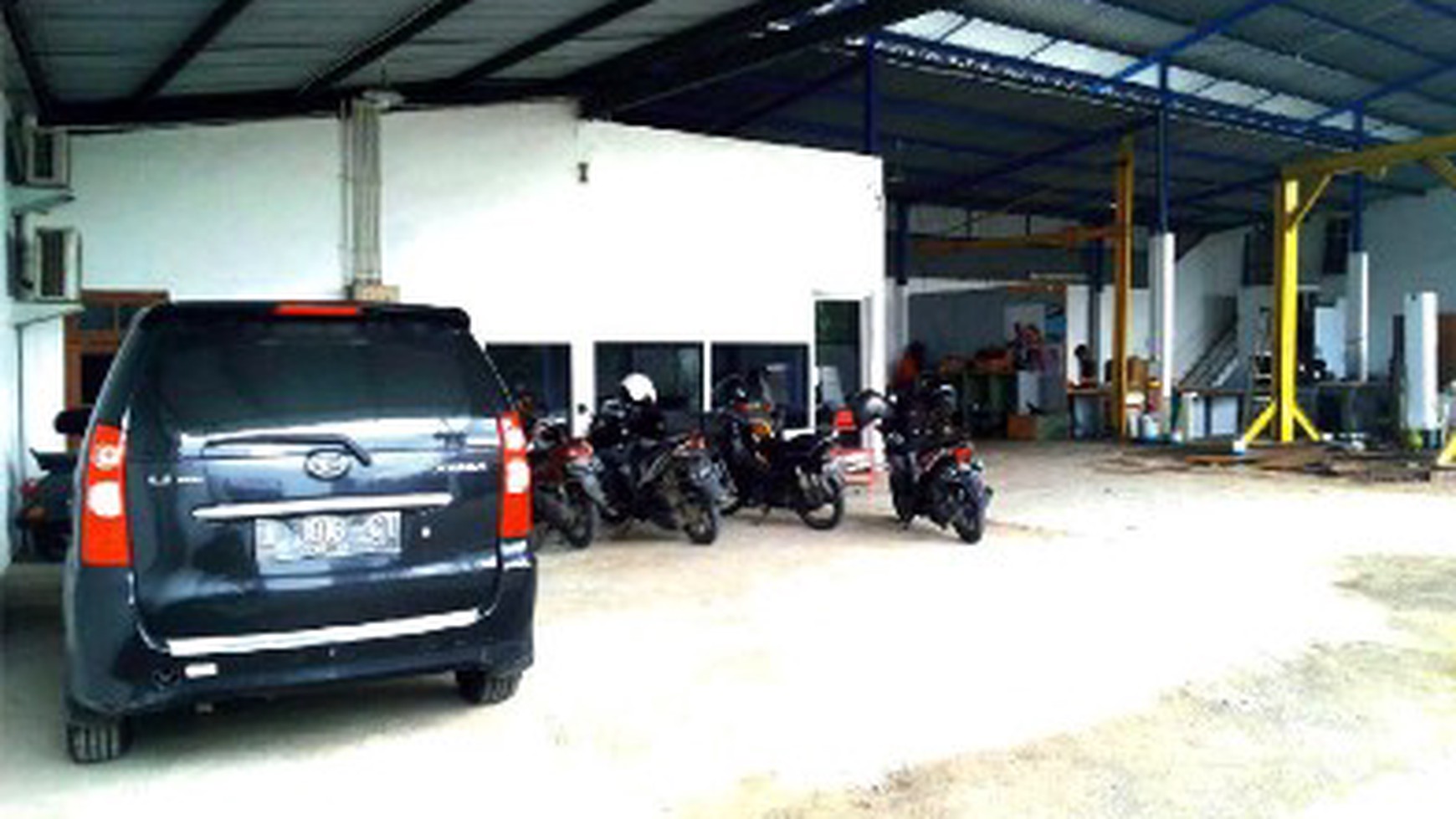 Gudang di Siwalankerto Timur, ada kantor 2 Lantai, ada Mess Karyawan 5 K.Tidur + 2K.Mandi, Siap Pakai
