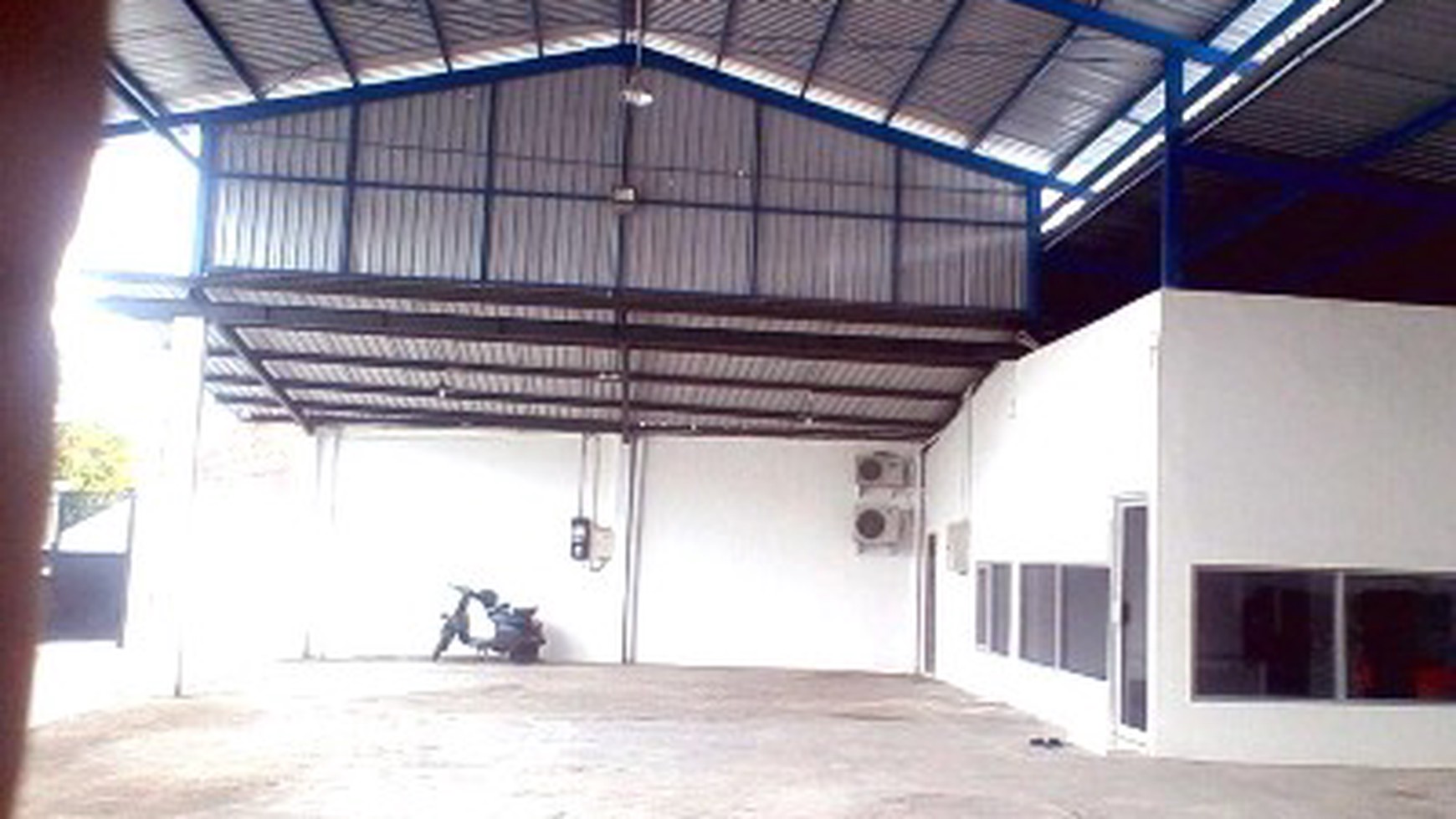 Gudang di Siwalankerto Timur, ada kantor 2 Lantai, ada Mess Karyawan 5 K.Tidur + 2K.Mandi, Siap Pakai