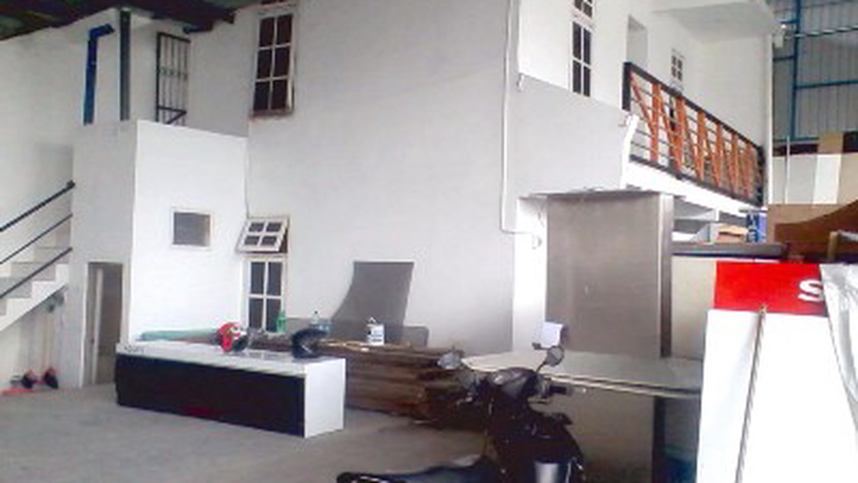 Gudang di Siwalankerto Timur, ada kantor 2 Lantai, ada Mess Karyawan 5 K.Tidur + 2K.Mandi, Siap Pakai