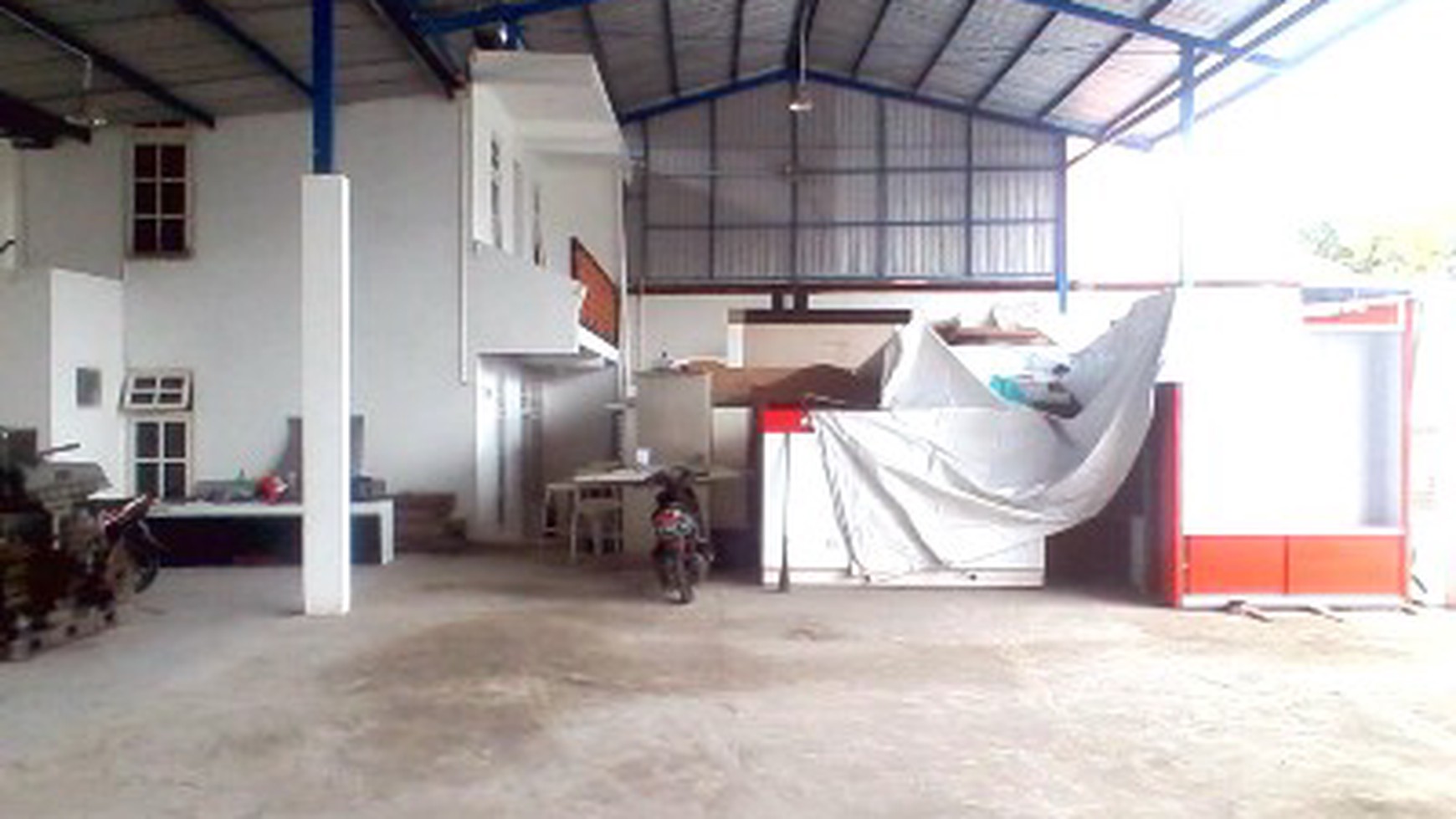 Gudang di Siwalankerto Timur, ada kantor 2 Lantai, ada Mess Karyawan 5 K.Tidur + 2K.Mandi, Siap Pakai