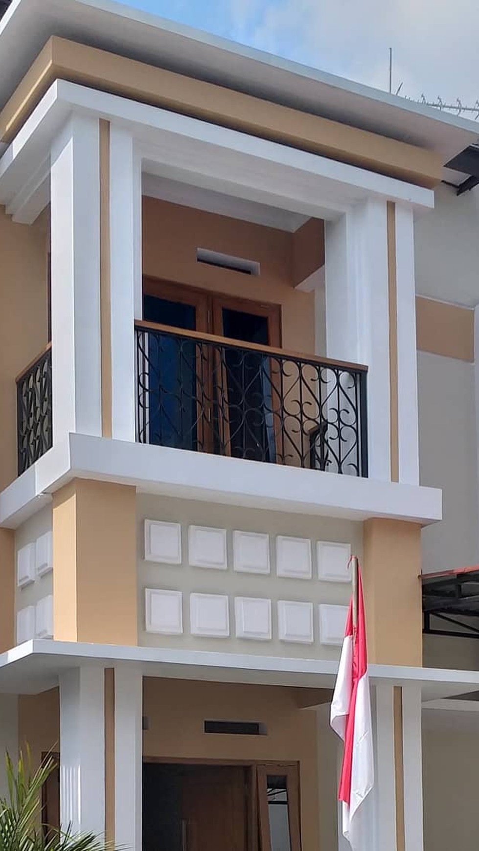 RUMAH MEWAH DALAM PERUMAHAN METRO HARMONI, TAJEM