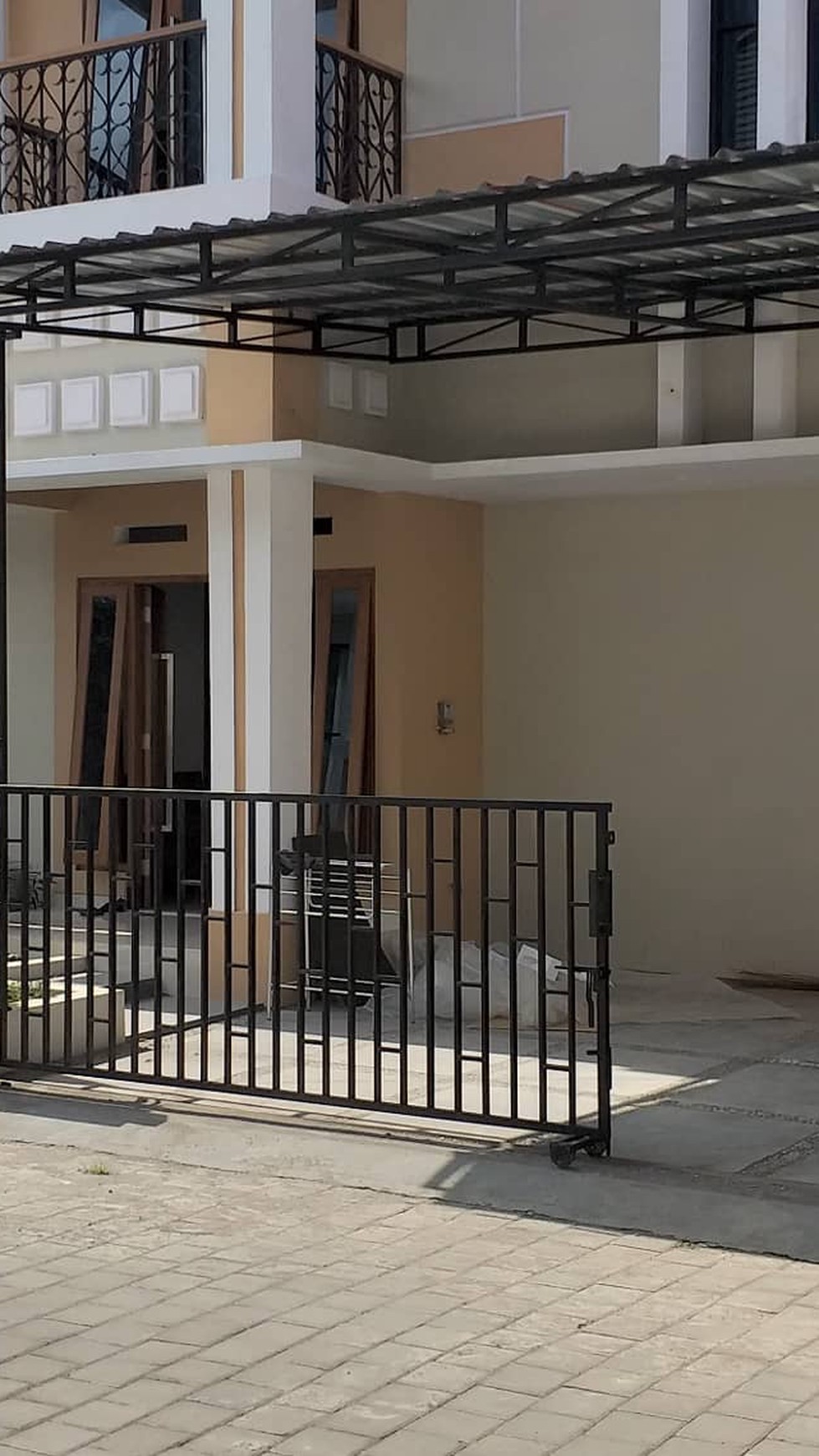 RUMAH MEWAH DALAM PERUMAHAN METRO HARMONI, TAJEM