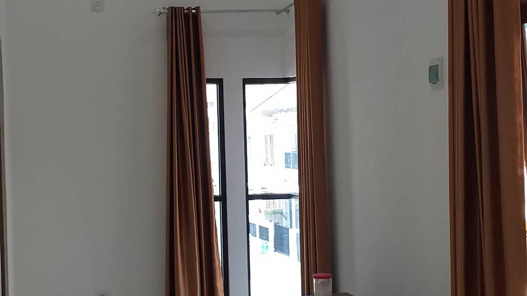 RUMAH MEWAH DALAM PERUMAHAN METRO HARMONI, TAJEM