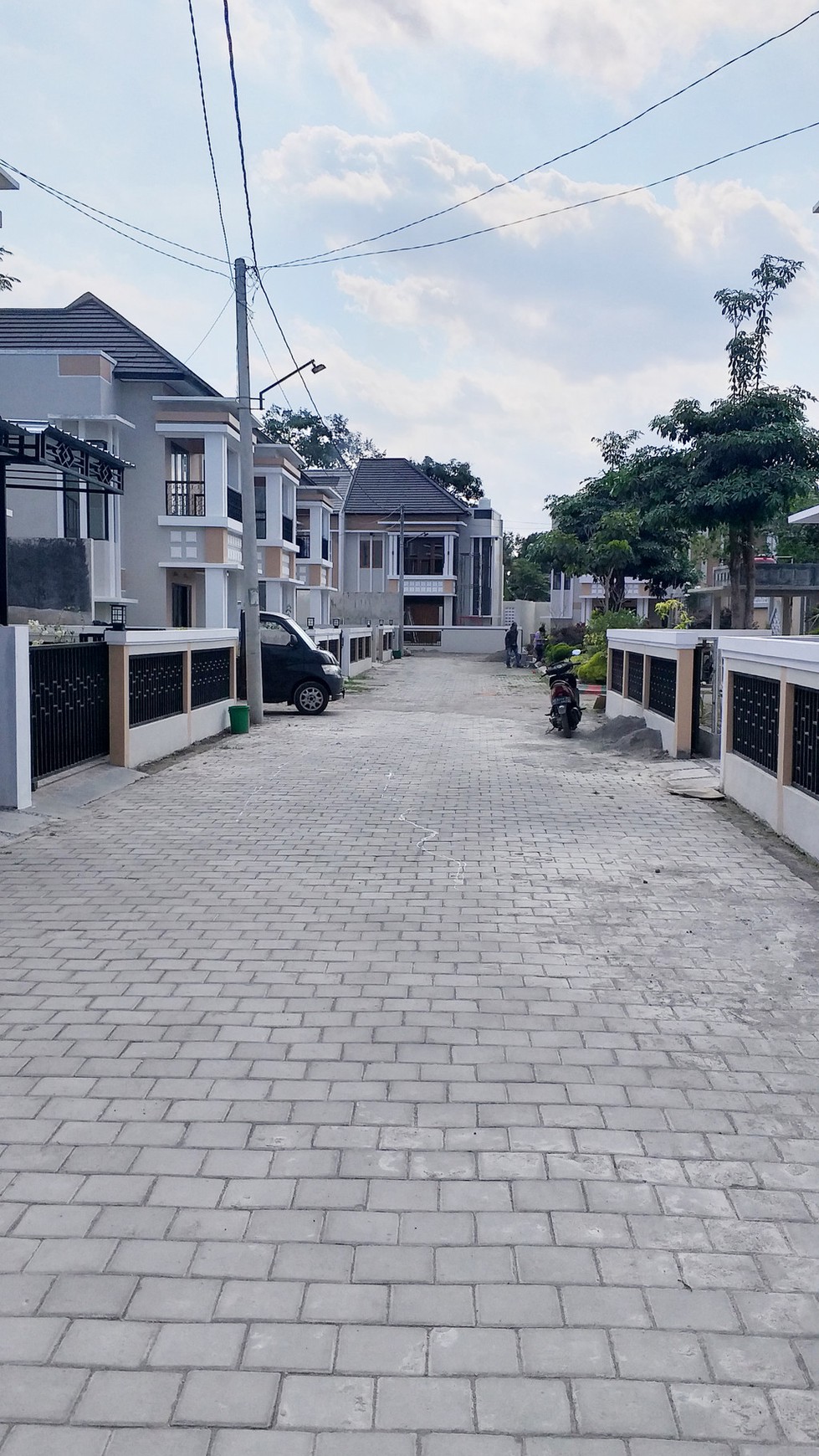 RUMAH MEWAH DALAM PERUMAHAN METRO HARMONI, TAJEM