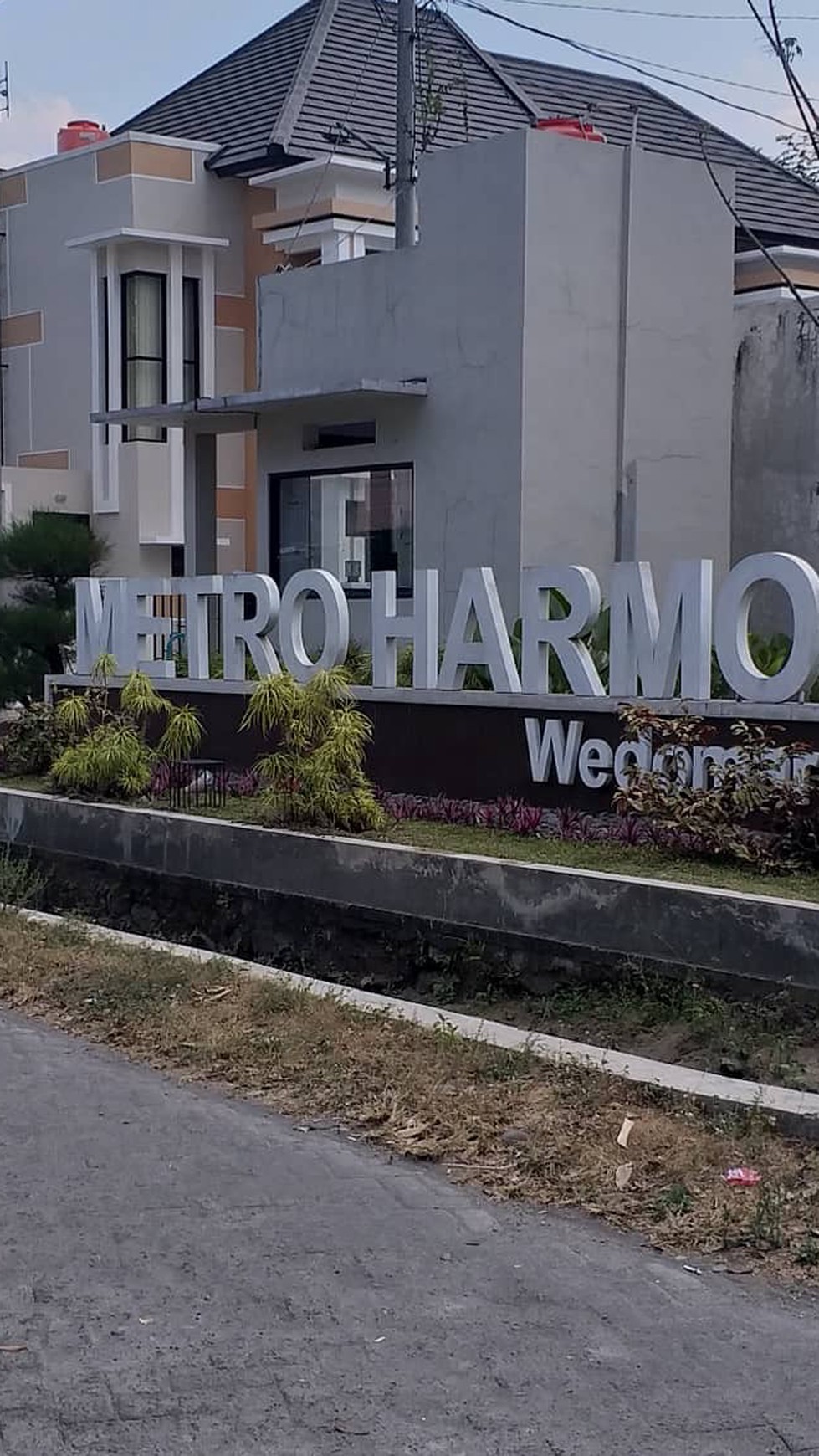 RUMAH MEWAH DALAM PERUMAHAN METRO HARMONI, TAJEM