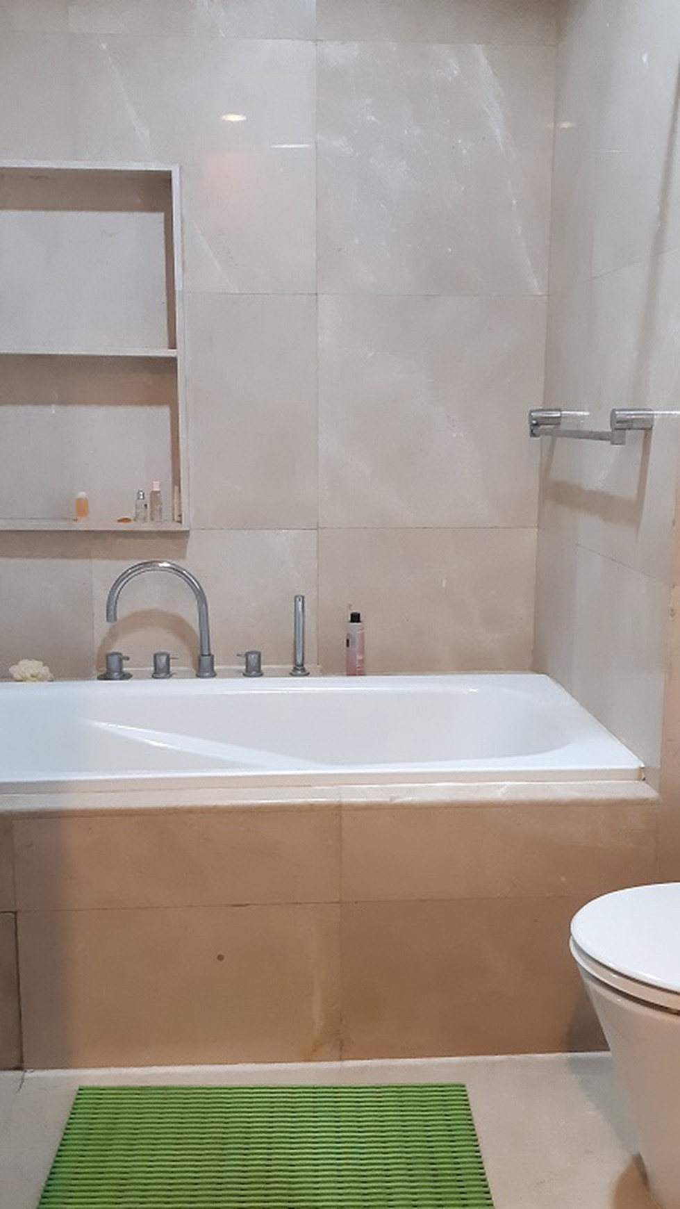 Apartemen di Pearl Garden Resort, Gatot Subroto, Jakarta Selatan, Furnished, Pool View