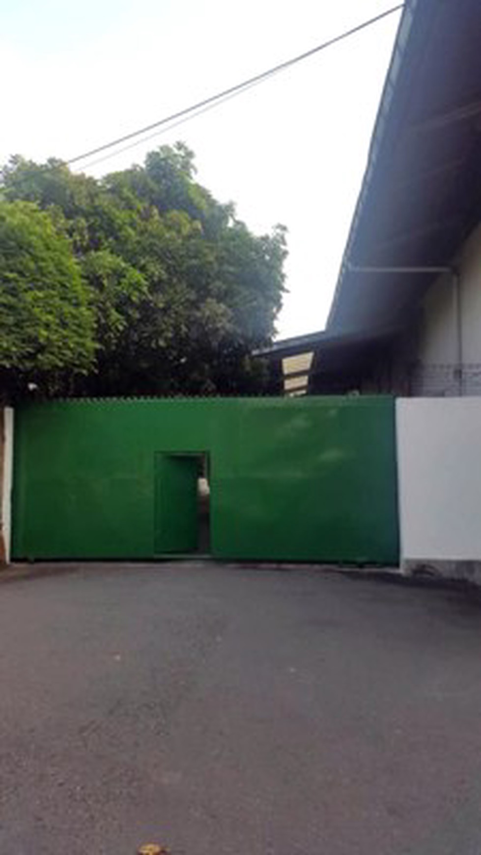 Ex. Gudang Tembakau, ada Kantor nya, 3 K.Tidur + 2K.Mandi, Lokasi Strategis, Nol Jalan Raya Propinsi - YA -