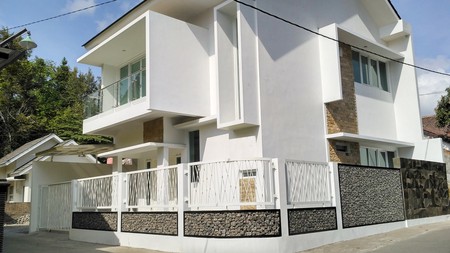 RUMAH MEWAH COCOK UNTUK KELAURGA BESAR, DI RANDUSARI, KALASAN.