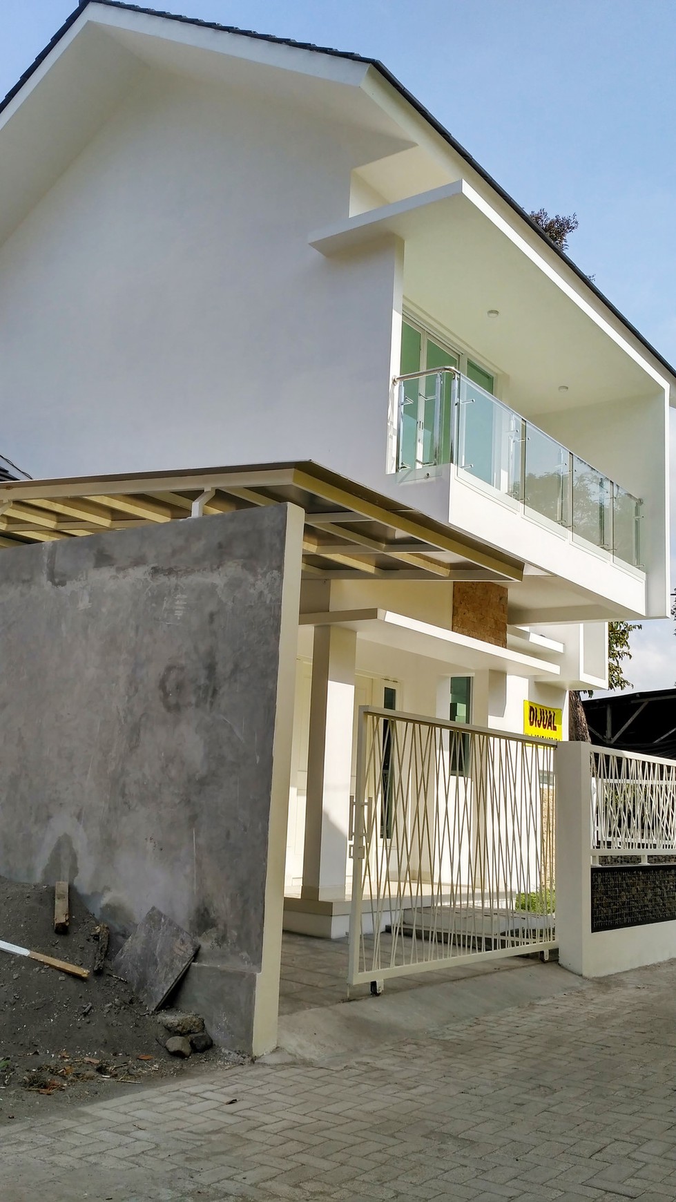 RUMAH MEWAH COCOK UNTUK KELAURGA BESAR, DI RANDUSARI, KALASAN.