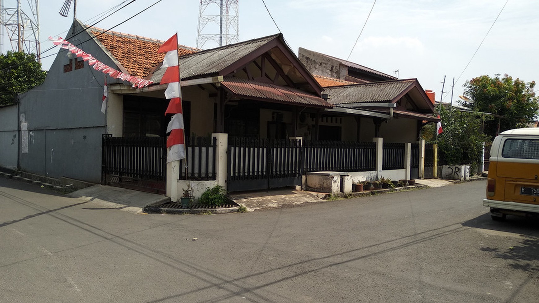 RUMAH KOMPLEK di JOGLO, Dekat Warung Sayur Asem, Luas 145 Meter, Harga 1,1 M, NEGO.