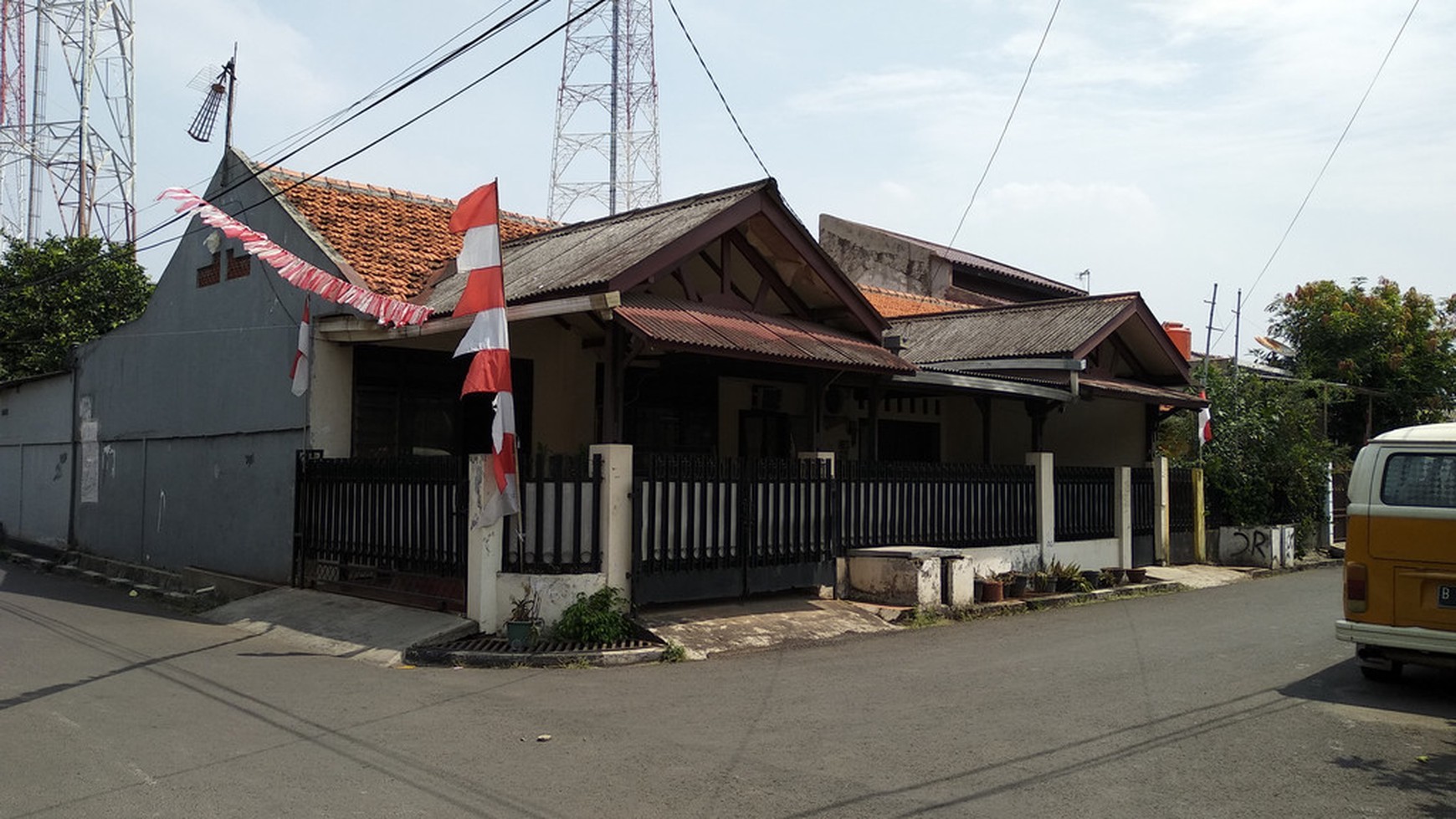 RUMAH KOMPLEK di JOGLO, Dekat Warung Sayur Asem, Luas 145 Meter, Harga 1,1 M, NEGO.