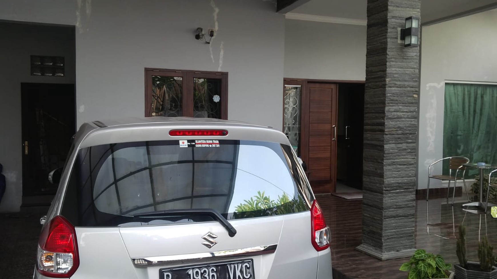 RUMAH KOMPLEK 2 Lantai di Griya Kencana Ciledug, Luas 241 Meter, Harga 2 M, NEGO,