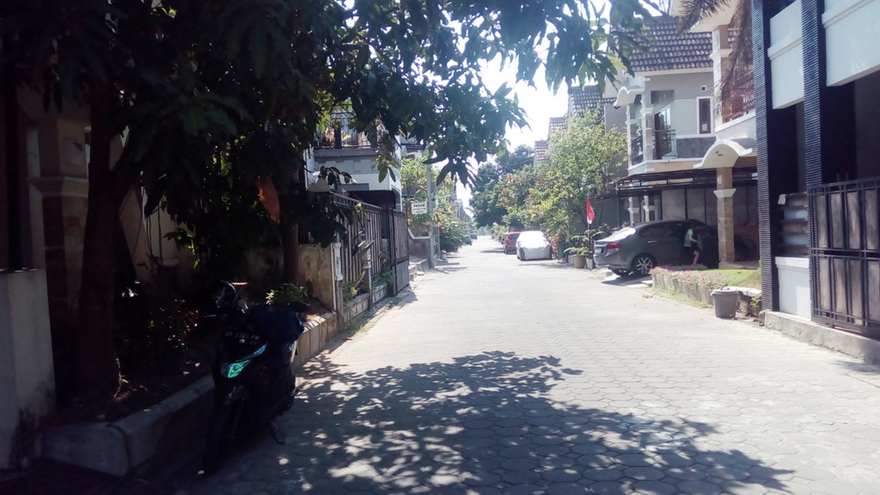 RUMAH MEWAH BONUS FURNITURE COCOK UNTUK KELUARGA BESAR , DI PERUM BUMI SETURAN PERMAI