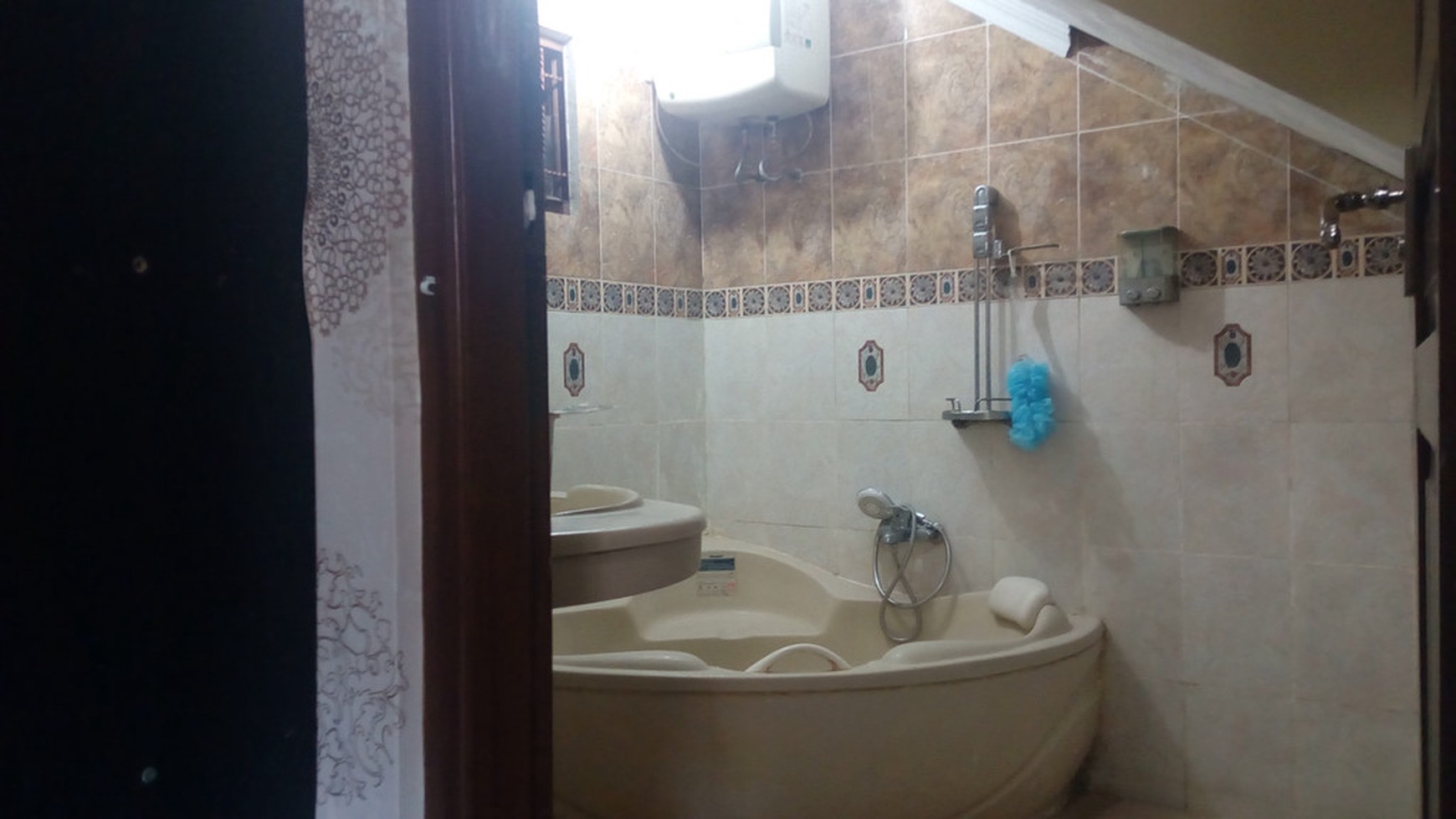 RUMAH MEWAH BONUS FURNITURE COCOK UNTUK KELUARGA BESAR , DI PERUM BUMI SETURAN PERMAI