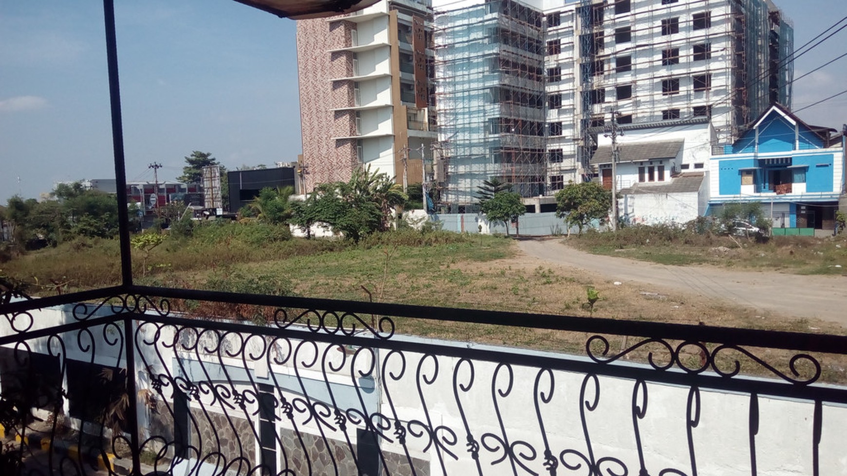 RUMAH MEWAH BONUS FURNITURE COCOK UNTUK KELUARGA BESAR , DI PERUM BUMI SETURAN PERMAI