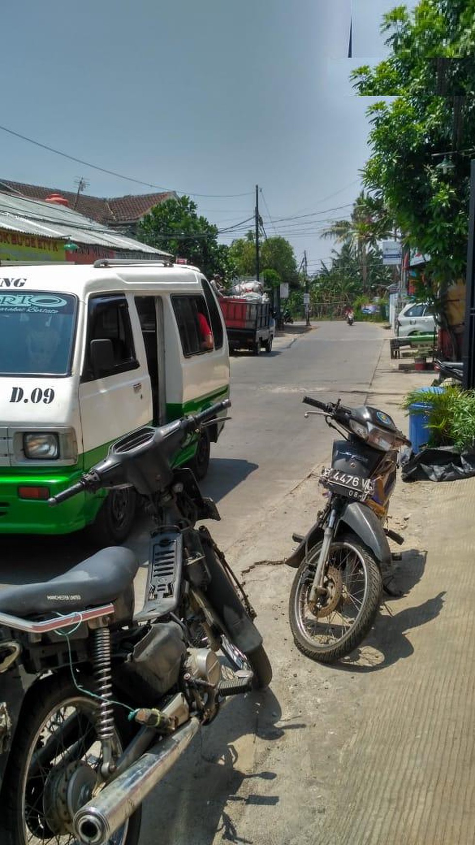 Rumah Pinggir Jalan Raya Kesatrian Mabad Rempoa Tangerang Selatan