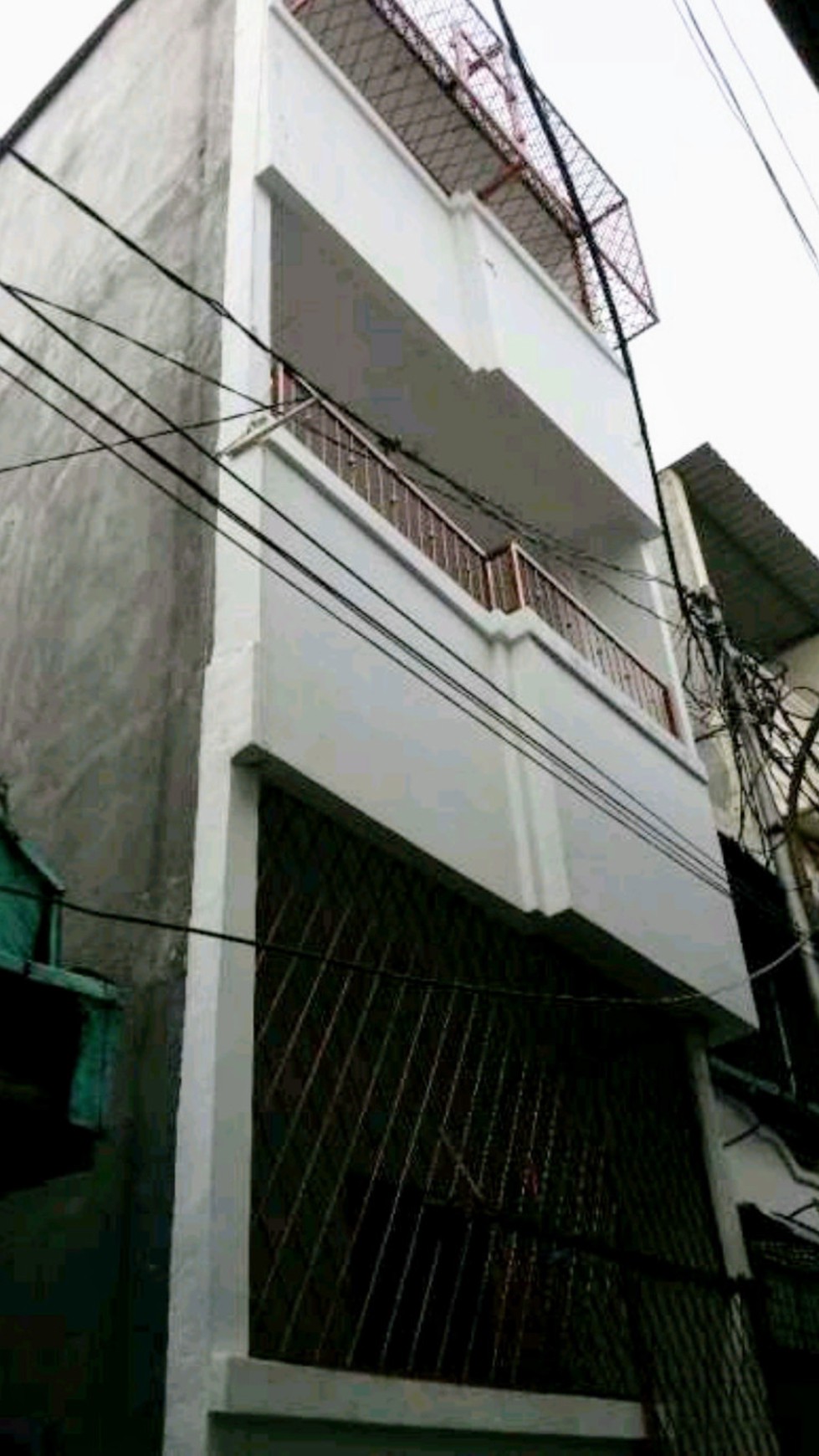 Rumah 3 Lantai, di JL. Gudang Arang Tambora,Luas 35 m, HARGA 900 Juta, NEGO.