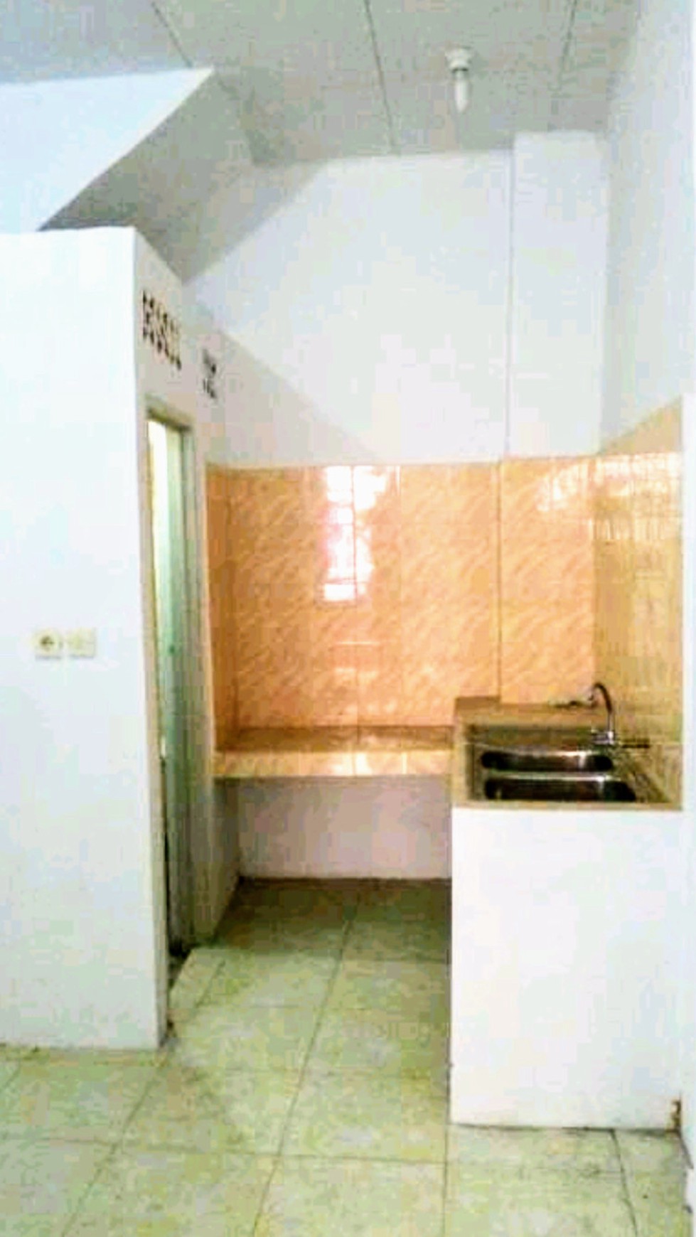 Rumah 3 Lantai, di JL. Gudang Arang Tambora,Luas 35 m, HARGA 900 Juta, NEGO.