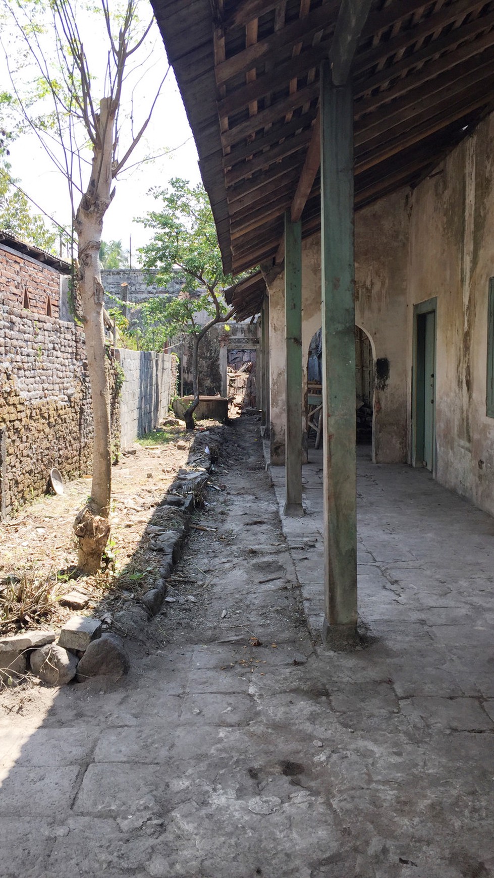 RUMAH TUA, BERADA DIPINGGIR JL PEMUDA, PUSAT BISNIS, PERTOKOAN, DLL