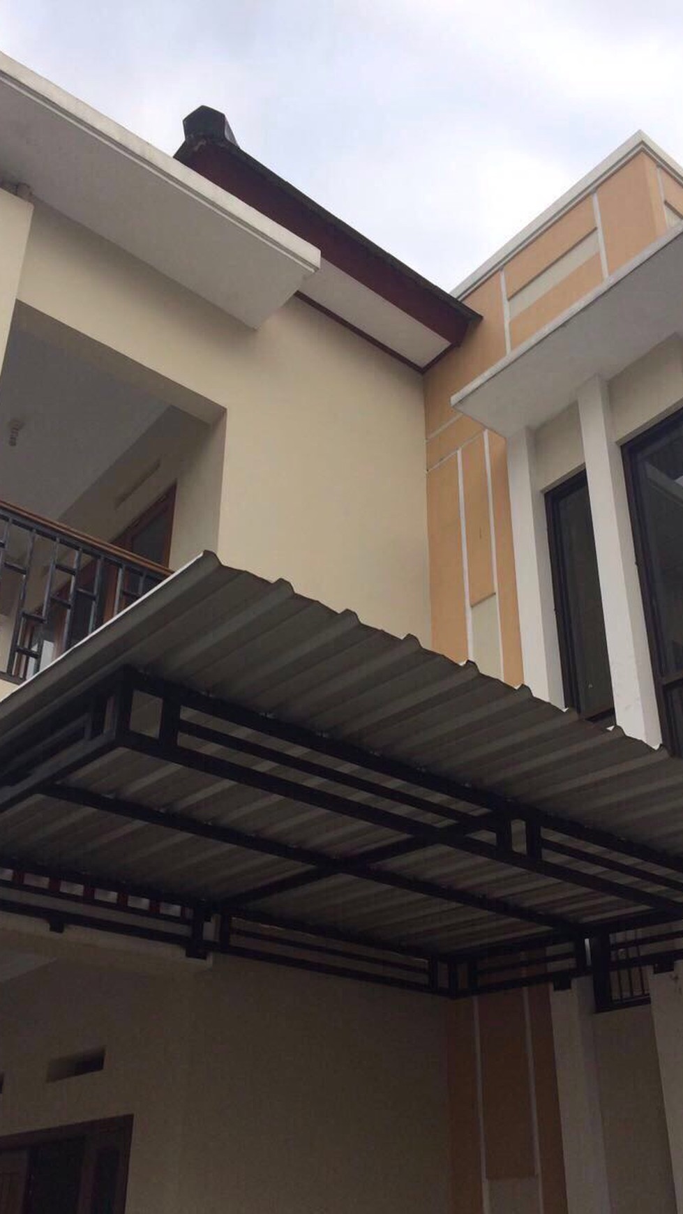 RUMAH DENGAN DESAIN MEWAH HARGA TERJANGKAU UNTUK KELUARGA MUDA.