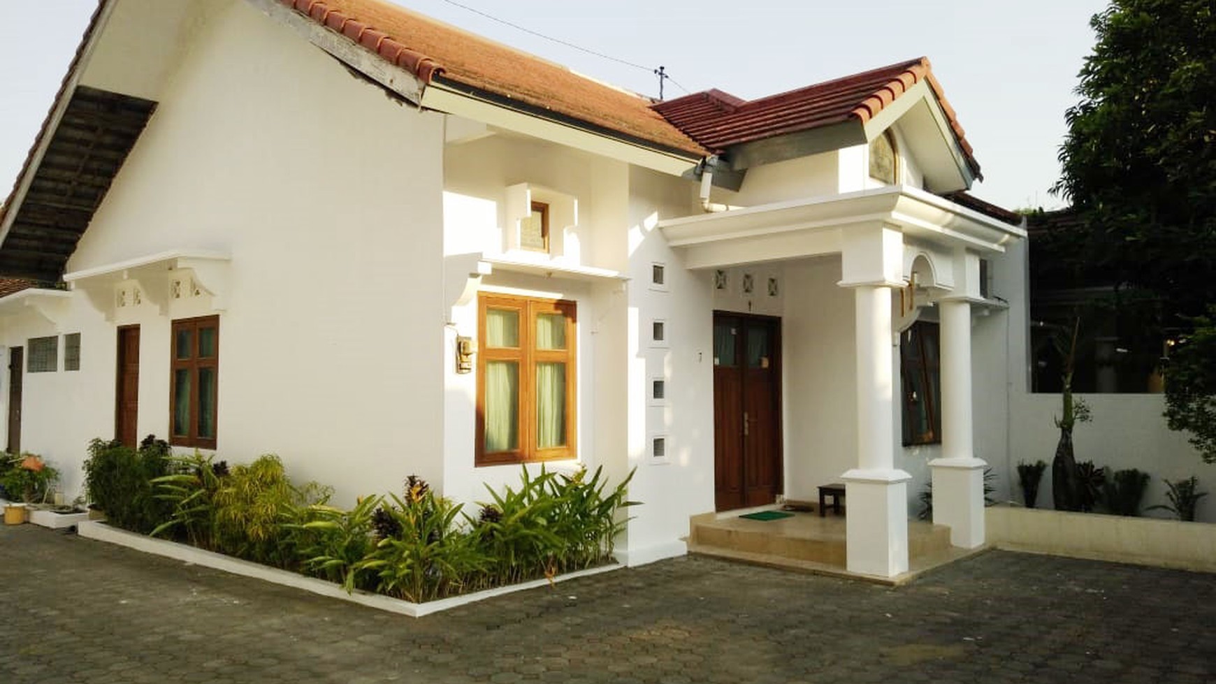 RUMAH TINGGAL CANTIK, COCOK UNTUK KELUARGA, HARGA DIBAWAH 1M