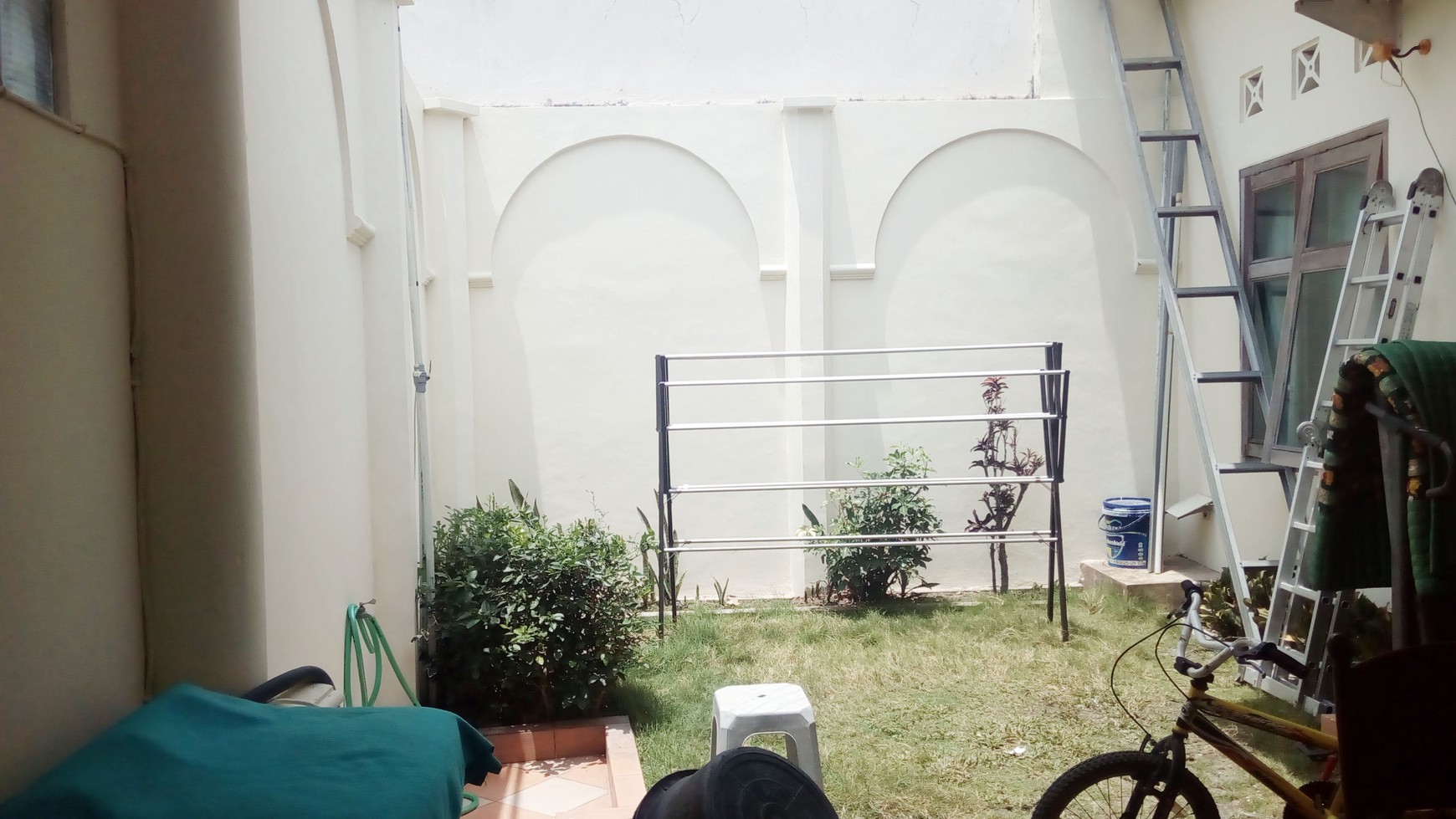 RUMAH TINGGAL CANTIK, COCOK UNTUK KELUARGA, HARGA DIBAWAH 1M