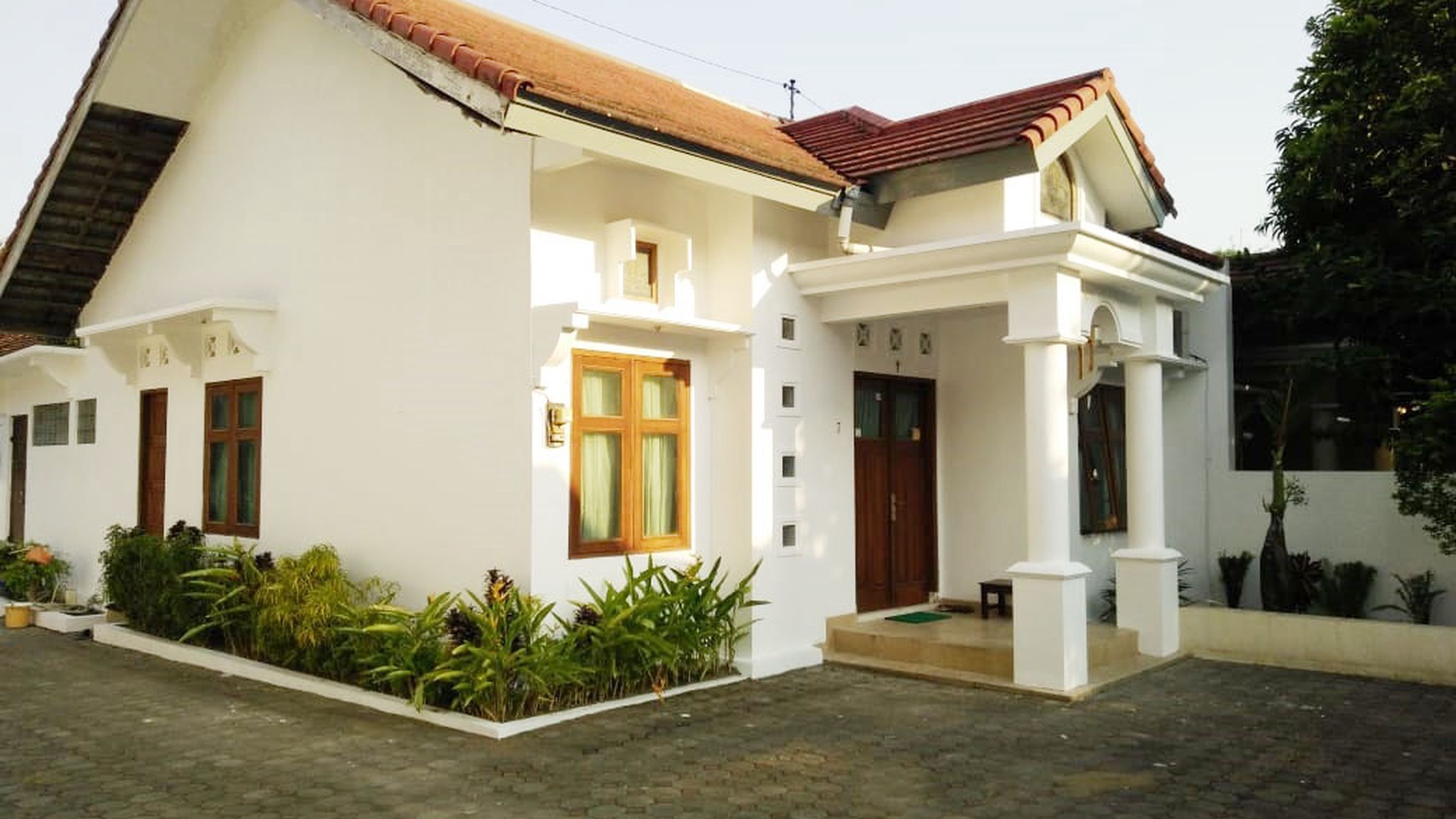 RUMAH TINGGAL CANTIK, COCOK UNTUK KELUARGA, HARGA DIBAWAH 1M
