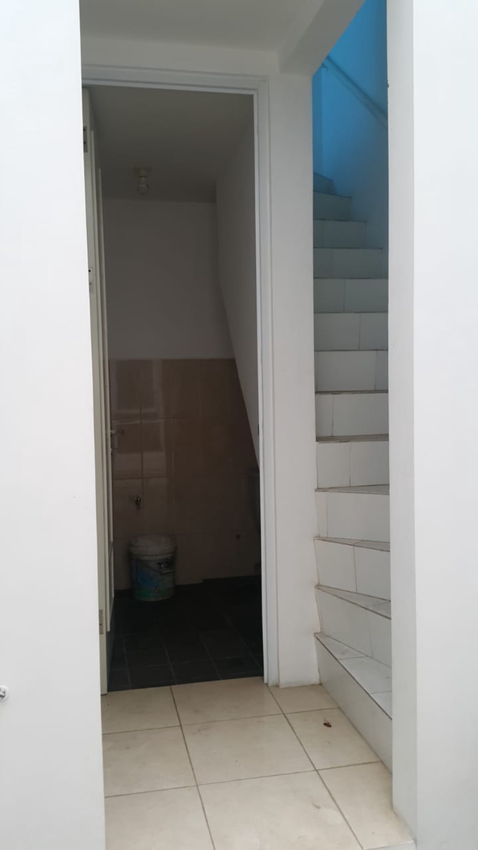 Disewakan Rumah di Jl. Palem Kuning Kondisi Kosong dan Rapih - Palem Semi, Karawaci