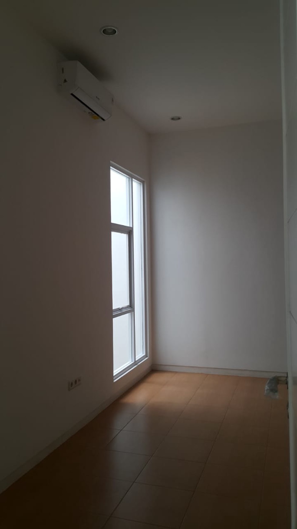 Disewakan Rumah di Jl. Palem Kuning Kondisi Kosong dan Rapih - Palem Semi, Karawaci