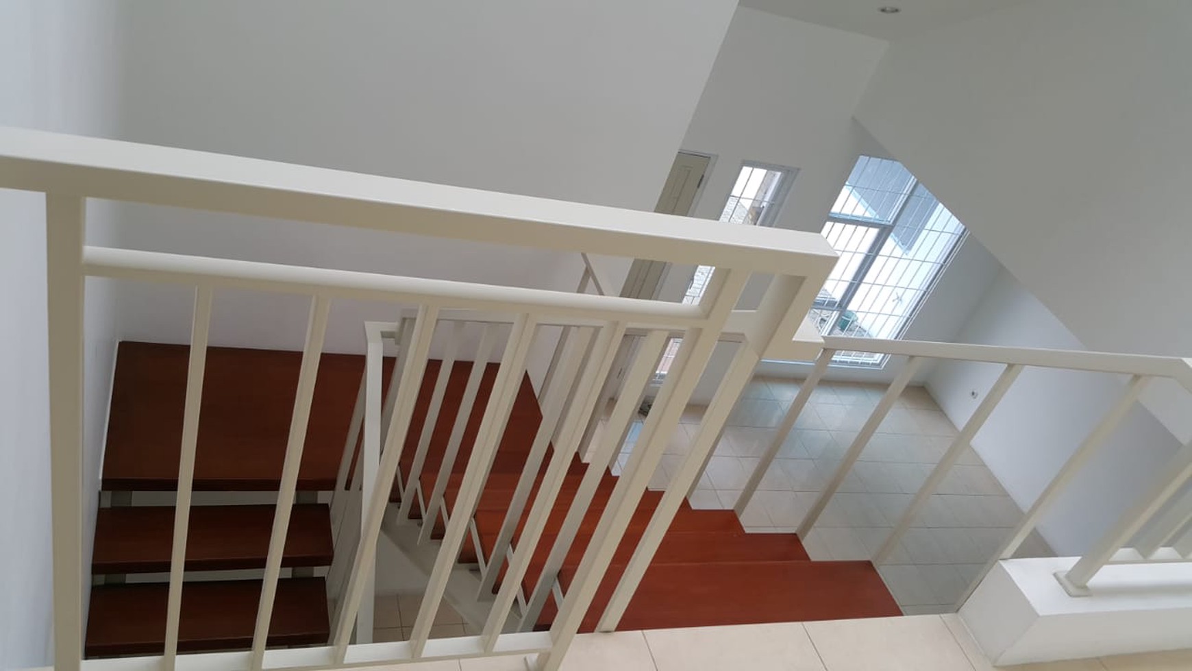 Disewakan Rumah di Jl. Palem Kuning Kondisi Kosong dan Rapih - Palem Semi, Karawaci