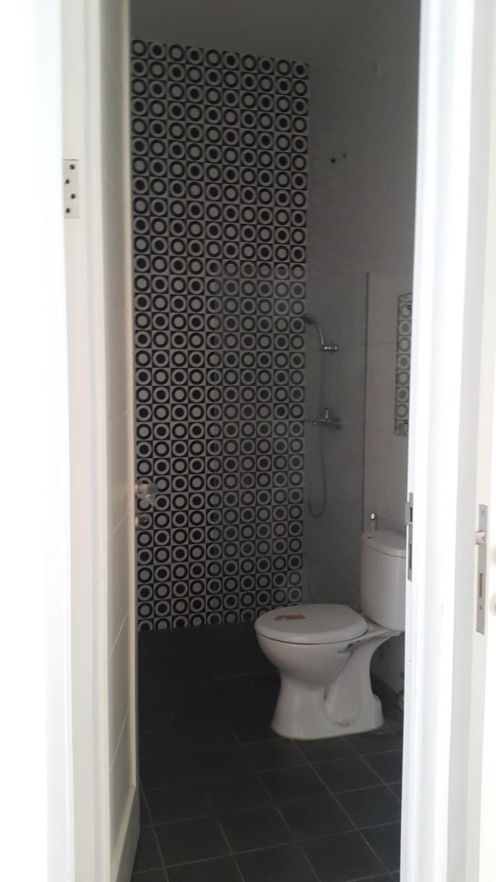 Disewakan Rumah di Jl. Palem Kuning Kondisi Kosong dan Rapih - Palem Semi, Karawaci