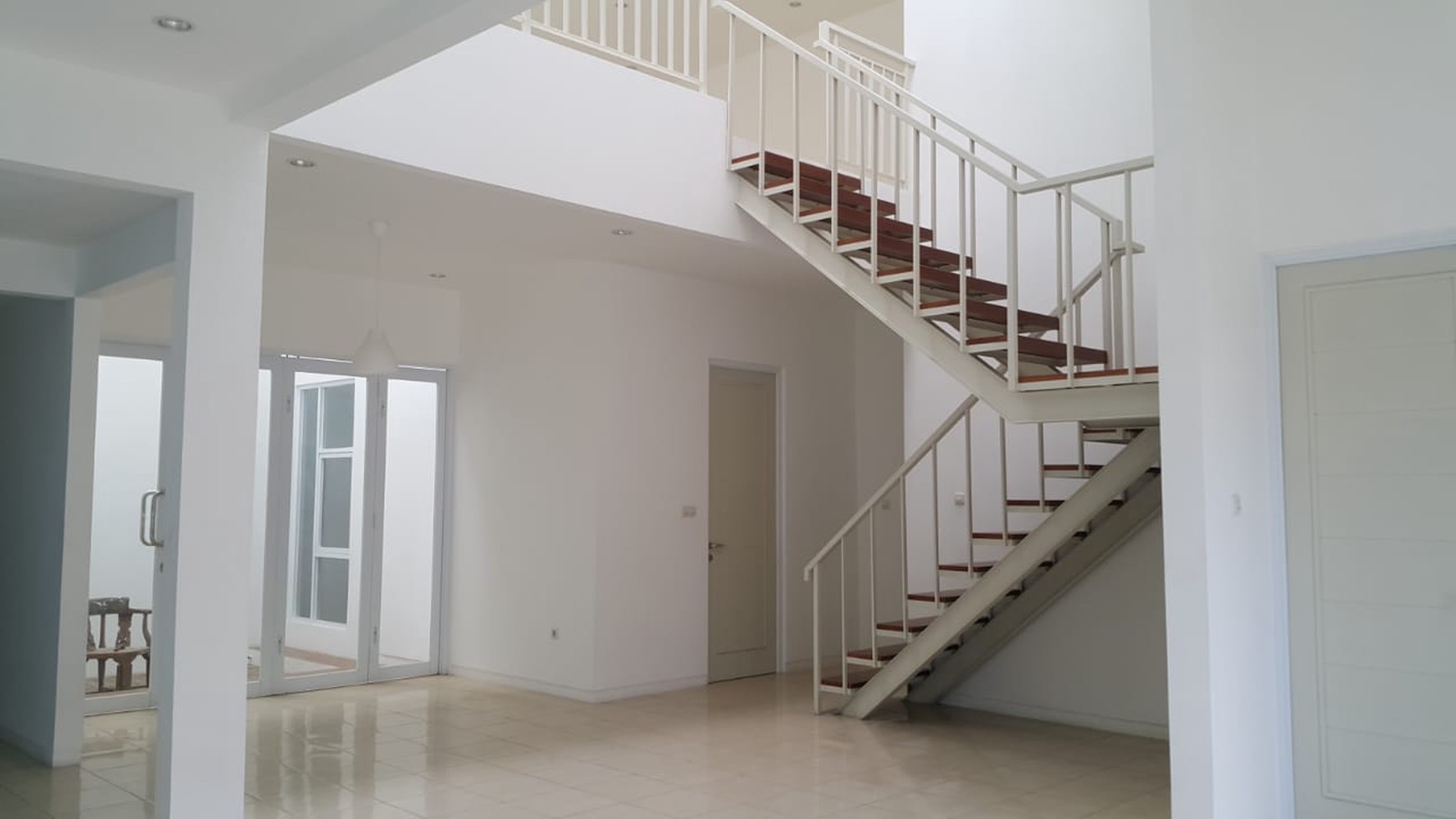 Disewakan Rumah di Jl. Palem Kuning Kondisi Kosong dan Rapih - Palem Semi, Karawaci