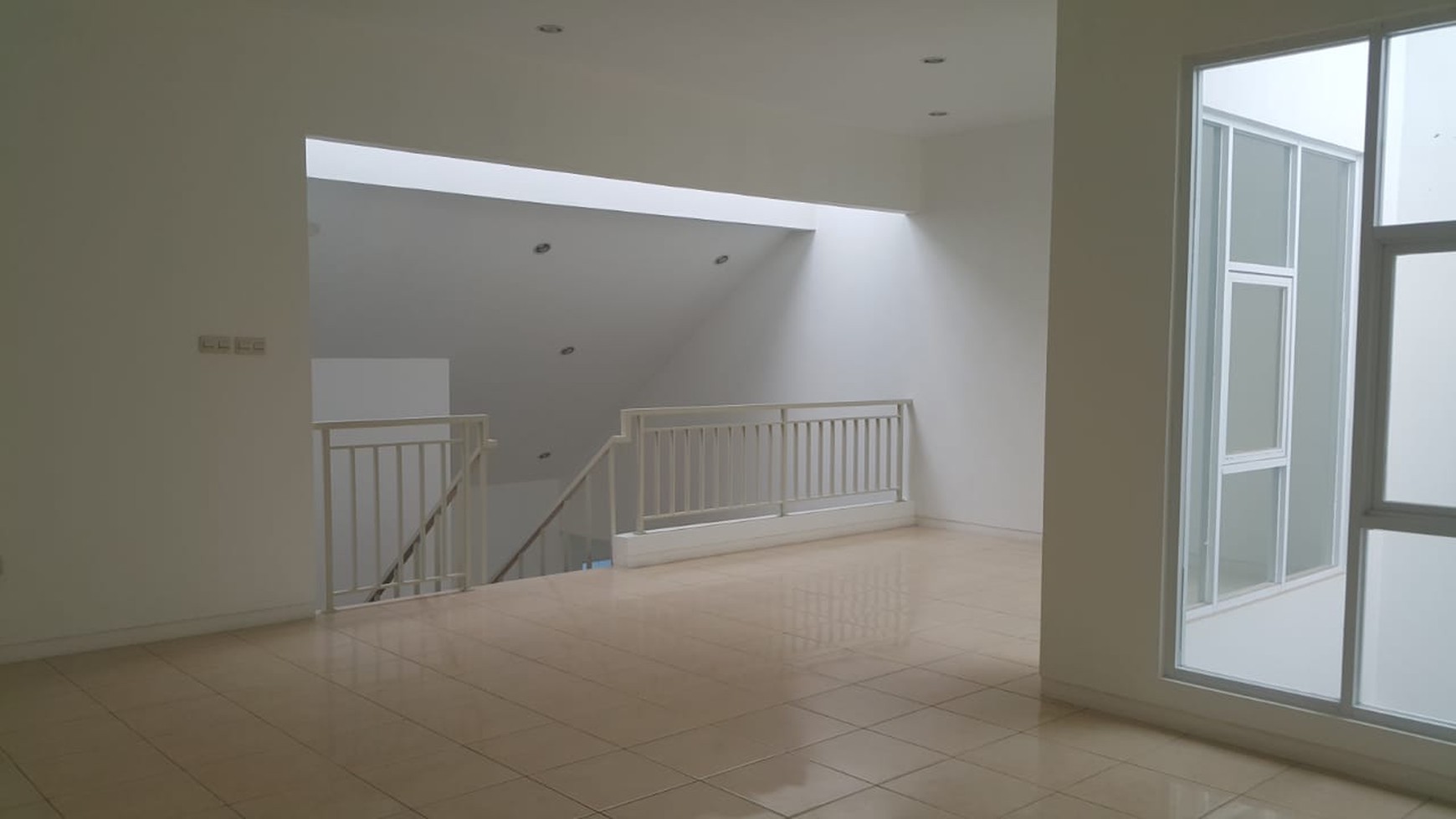 Disewakan Rumah di Jl. Palem Kuning Kondisi Kosong dan Rapih - Palem Semi, Karawaci