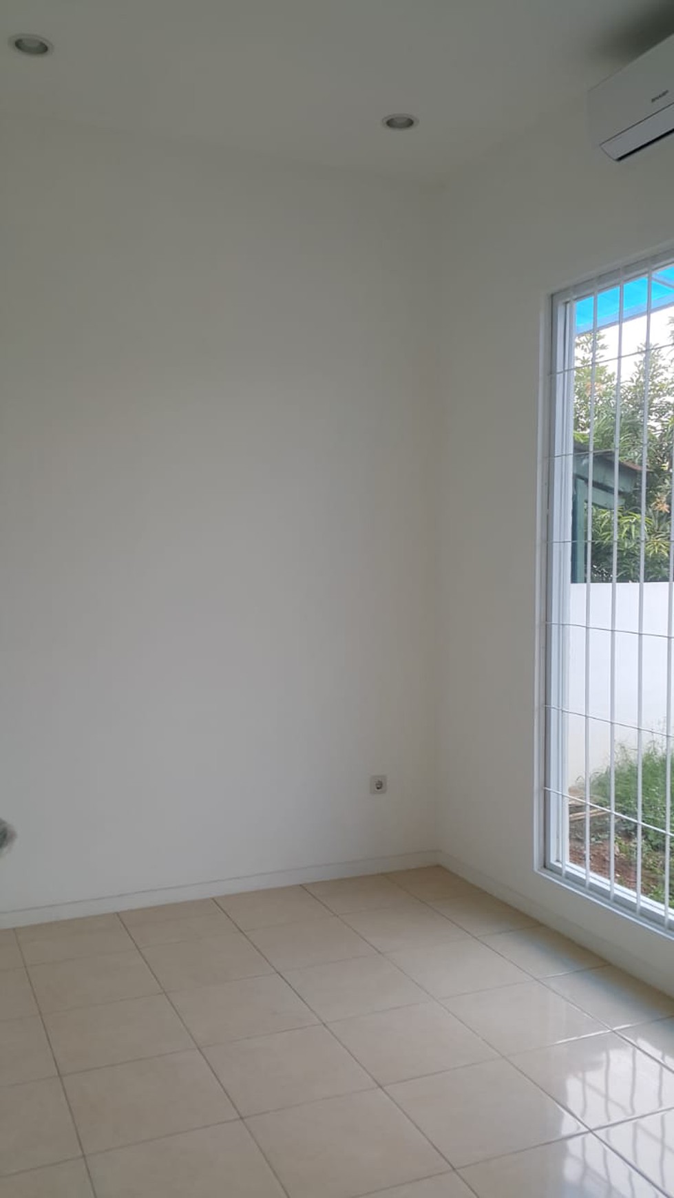 Disewakan Rumah di Jl. Palem Kuning Kondisi Kosong dan Rapih - Palem Semi, Karawaci