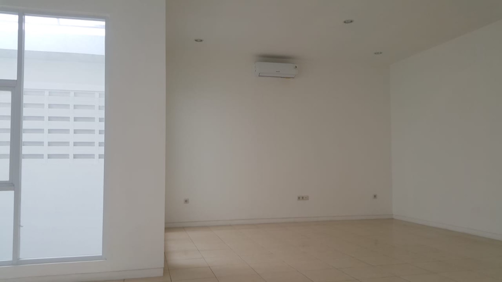 Disewakan Rumah di Jl. Palem Kuning Kondisi Kosong dan Rapih - Palem Semi, Karawaci