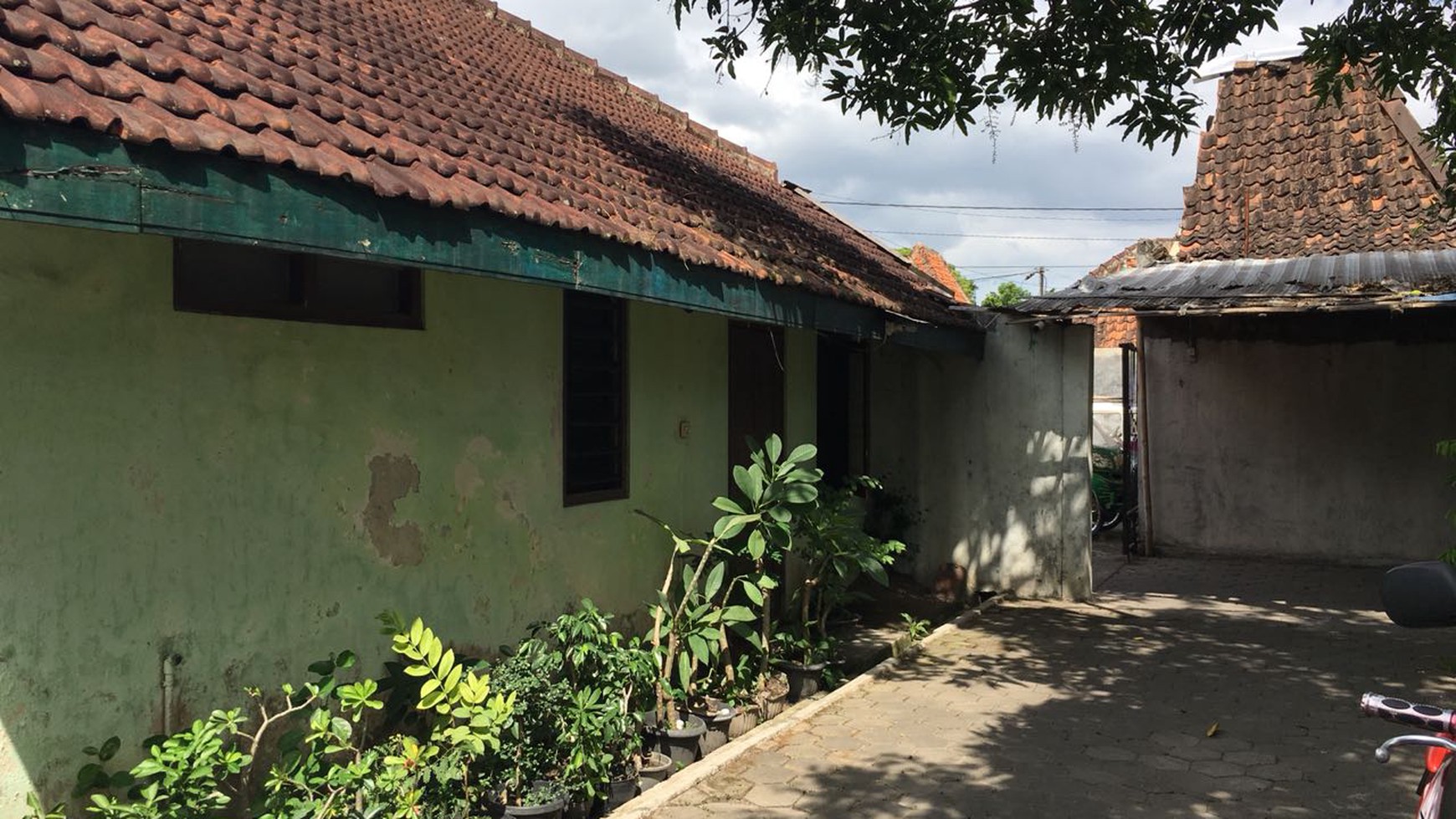 TANAH LUAS TERDAPAT BANGUNAN DIATASNYA, JL PATEHAN, YOGYAKARTA
