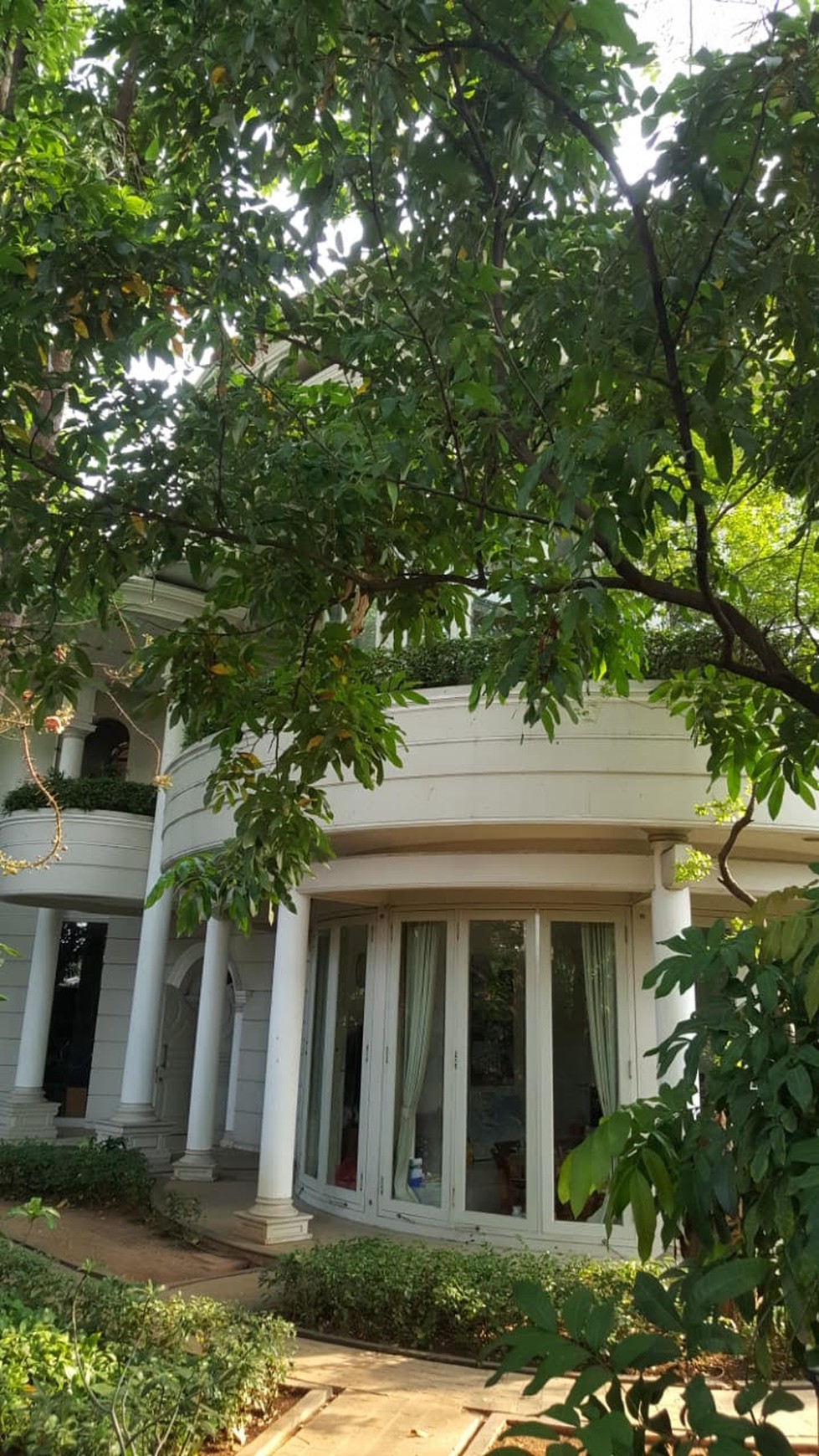 Rumah 2 Lantai yang Asri ,Harga nego di Cempaka Putih Jakarta Pusat