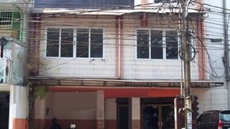 Ruko di Rungkut Kidul Industri, Lokasi Strategis, Nol Jalan Raya, Ramai, Siap Huni, Cocok untuk Kantor / Klinik / Resto dll - D/Y -