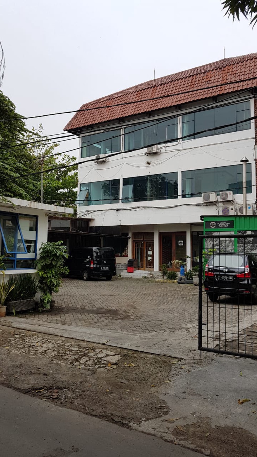 Di Jual Gedung siap pakai, cocok untuk invest dan usaha di RC Veteran Bintaro