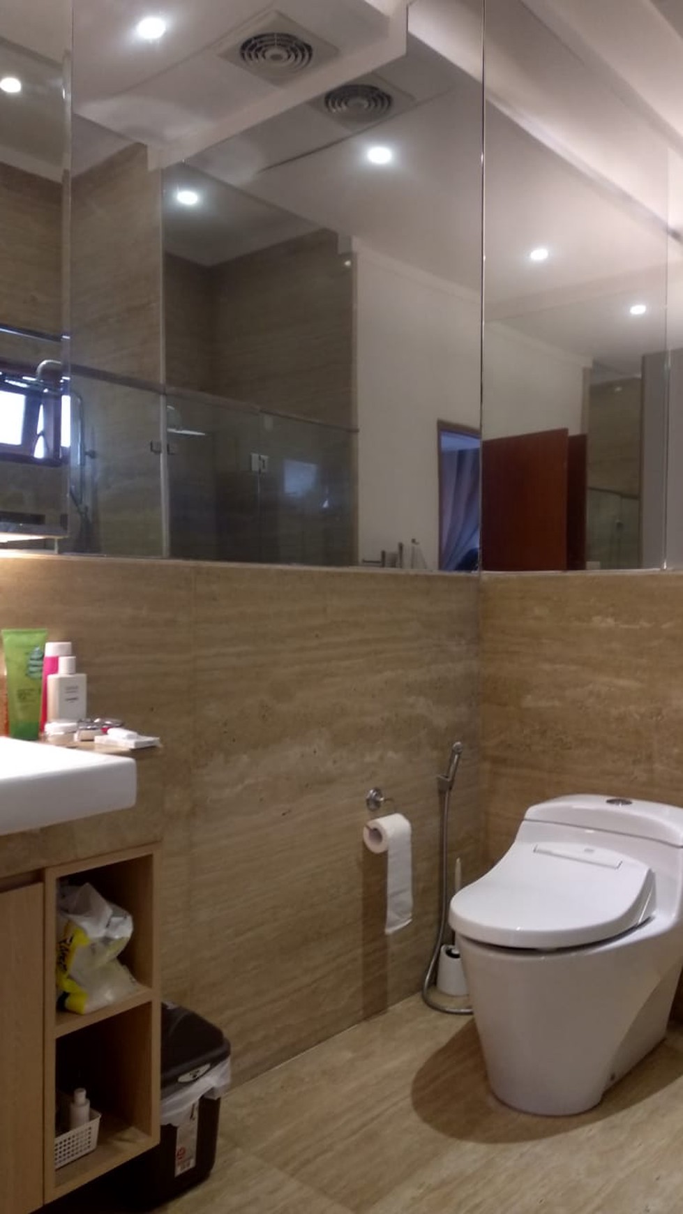 Rumah cantik, siap huni di kebayoran Residence