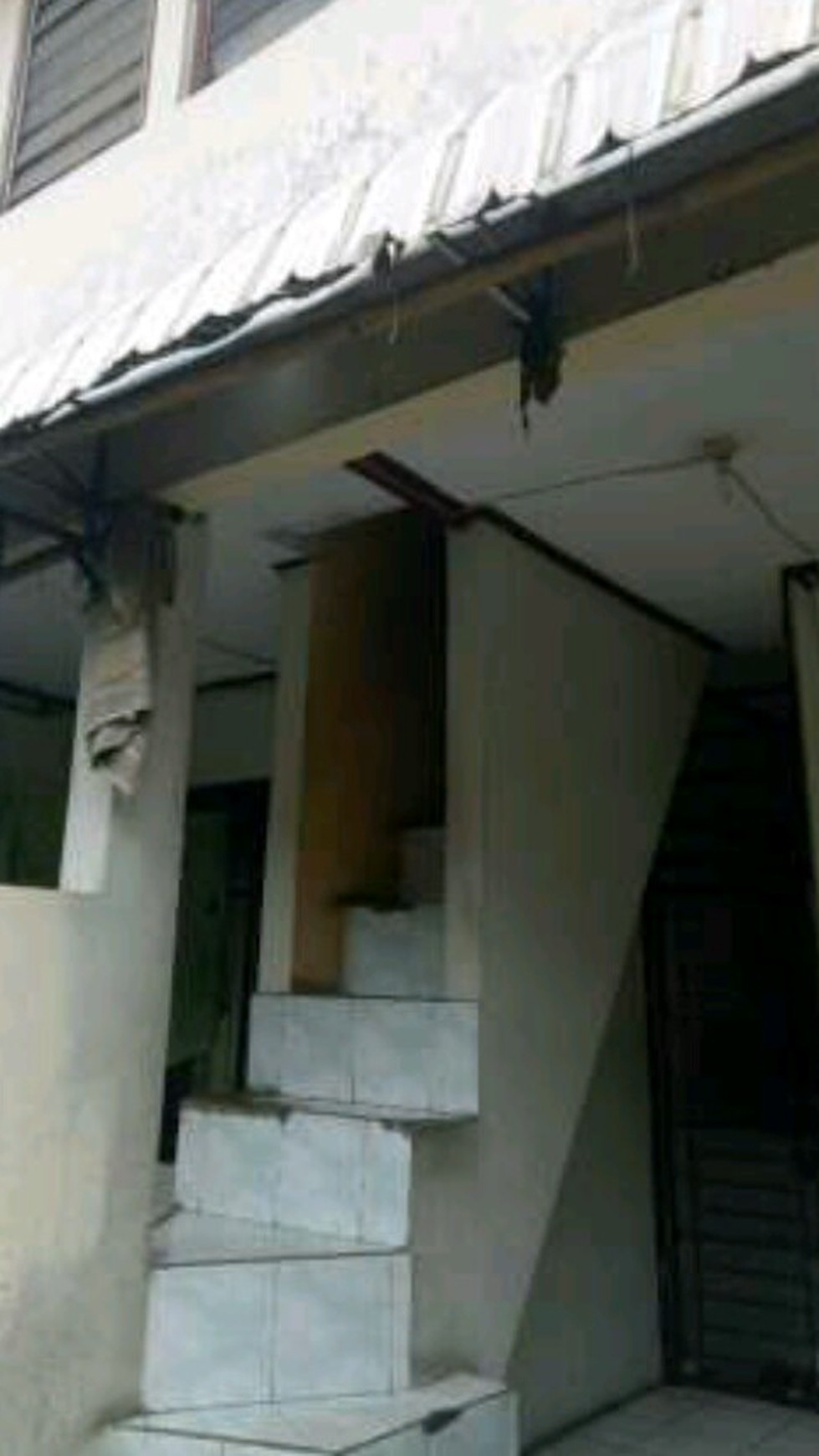 RUMAH KOS2AN, 3 Lantai, 17 Pintu, SUDAH TERISI SEMUA, Luas 84 M, Harga 875 Juta, NEGO.