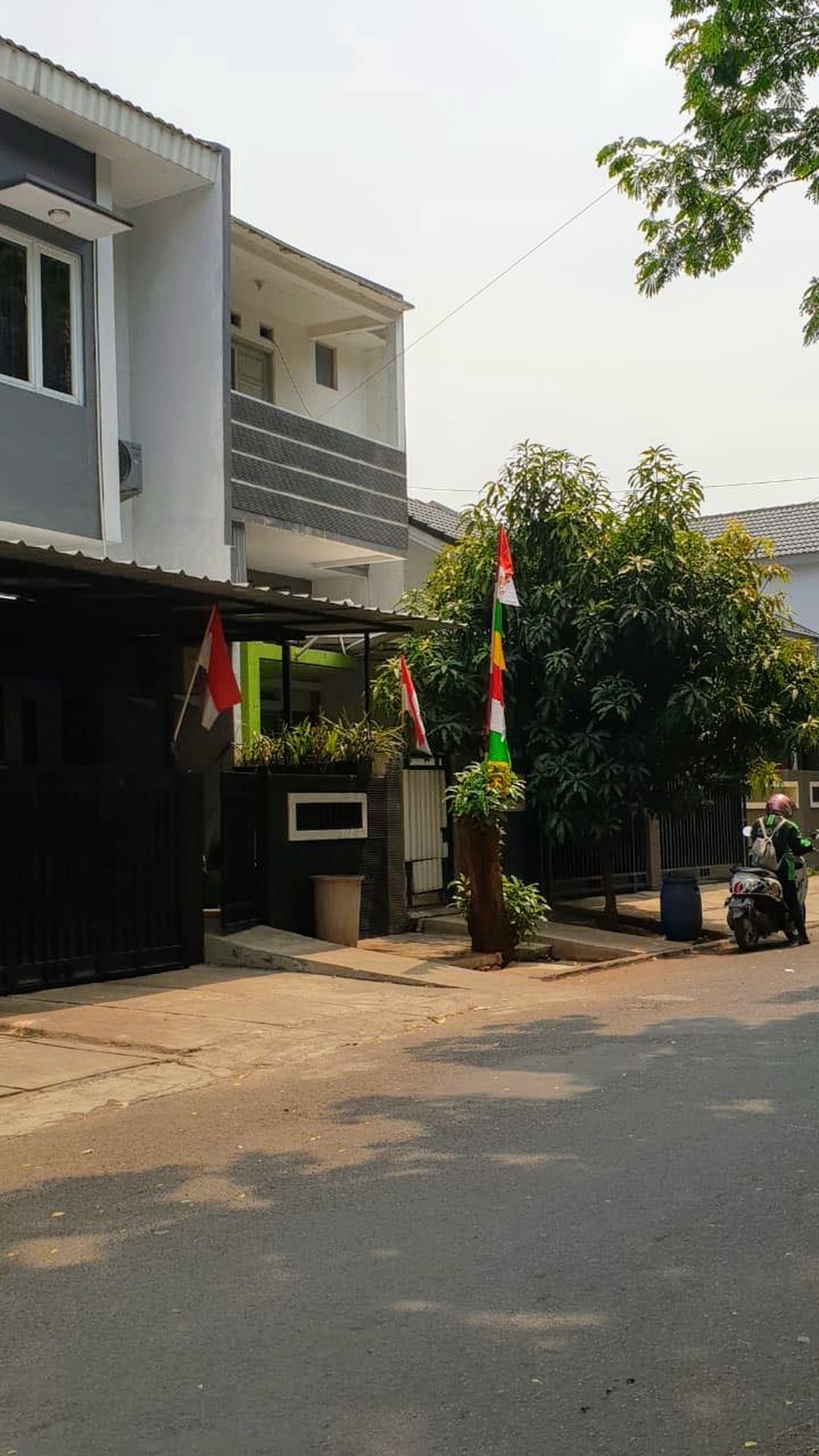 Rumah KOMPLEK PURI BETA Luas 75 M, 2 Lantai, Selangkah dengan terminal BUSWAY CIledug, Harga 1,5 M, NEGO.