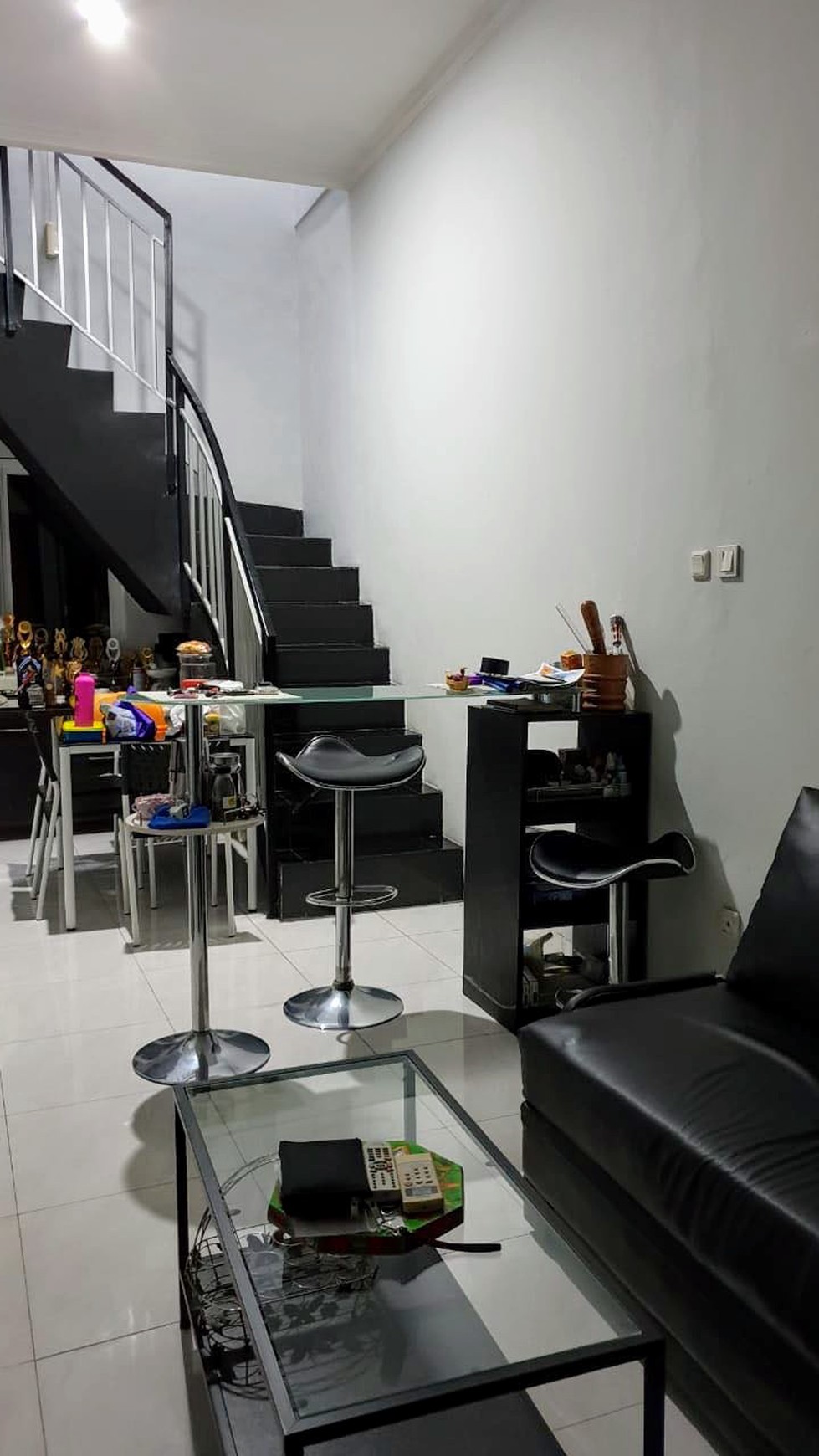 Rumah KOMPLEK PURI BETA Luas 75 M, 2 Lantai, Selangkah dengan terminal BUSWAY CIledug, Harga 1,5 M, NEGO.