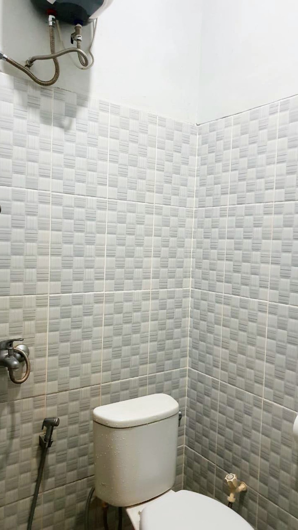 Rumah KOMPLEK PURI BETA Luas 75 M, 2 Lantai, Selangkah dengan terminal BUSWAY CIledug, Harga 1,5 M, NEGO.