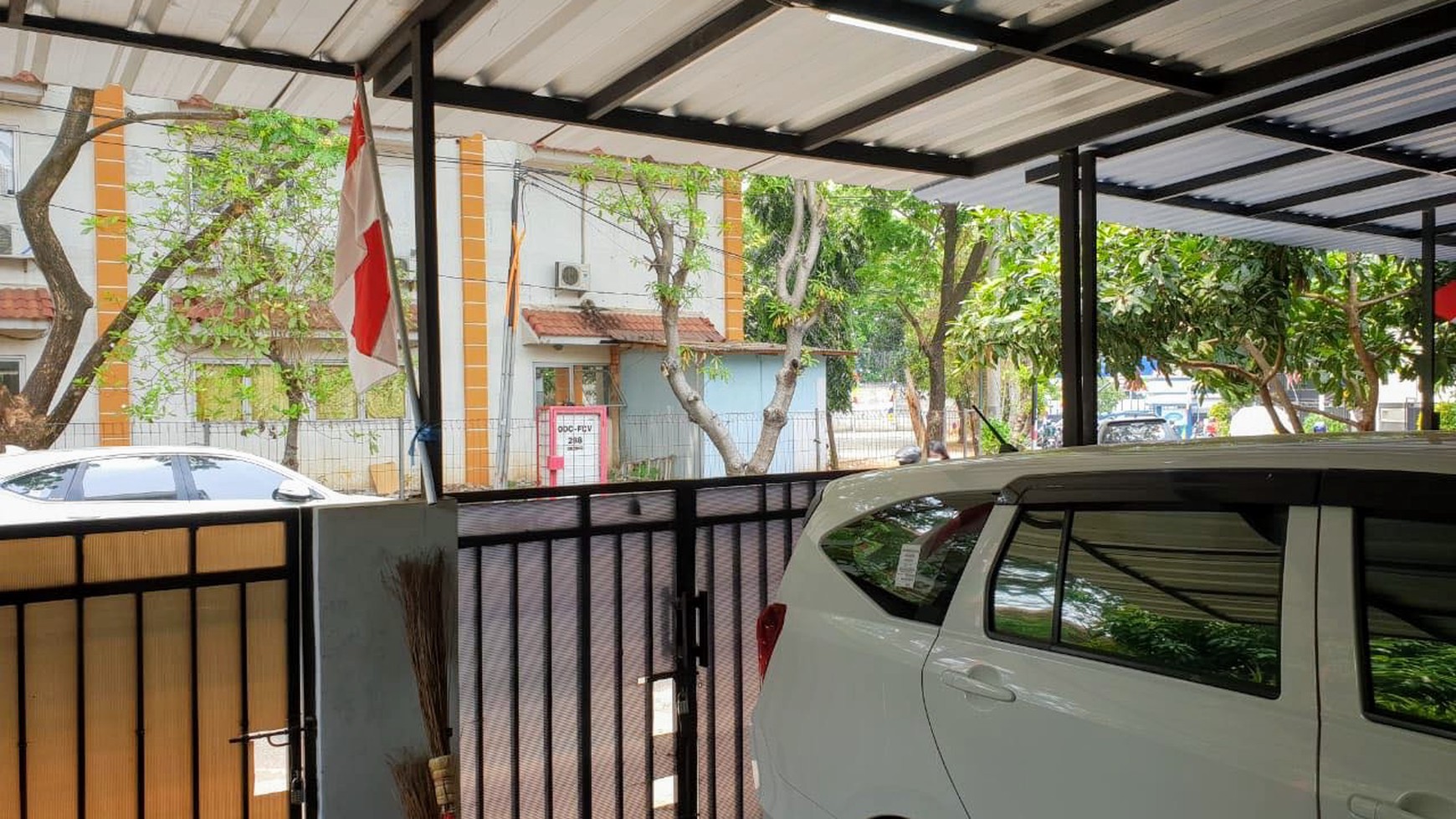 Rumah KOMPLEK PURI BETA Luas 75 M, 2 Lantai, Selangkah dengan terminal BUSWAY CIledug, Harga 1,5 M, NEGO.